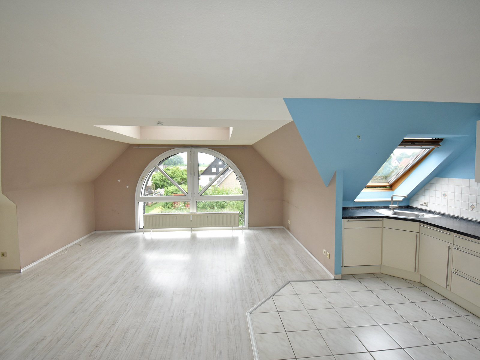 Charmante Maisonette mit Dachterrasse, Licht, Ruhe und Wohnkomfort- Stellplatz inklusive
