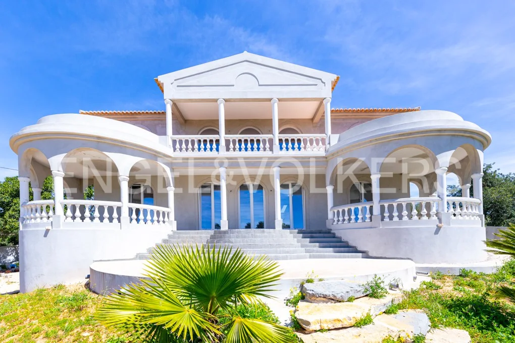 Imposing Mediterranean 5-bed villa in Olhão