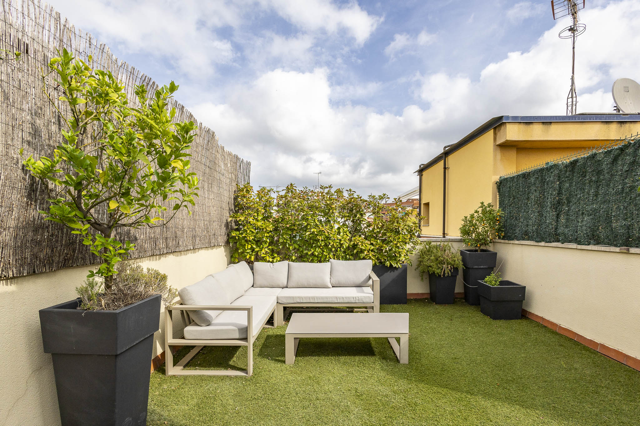 Duplex penthouse with spectacular terrace in La Plana, Esplugues