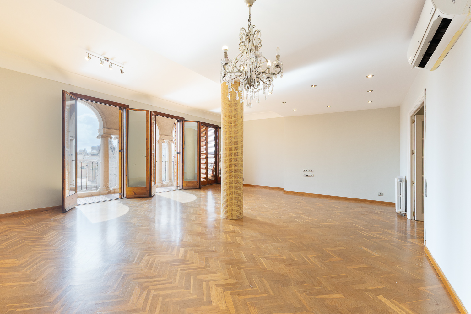 Exclusive home with iconic views of Plaza de la Virgen