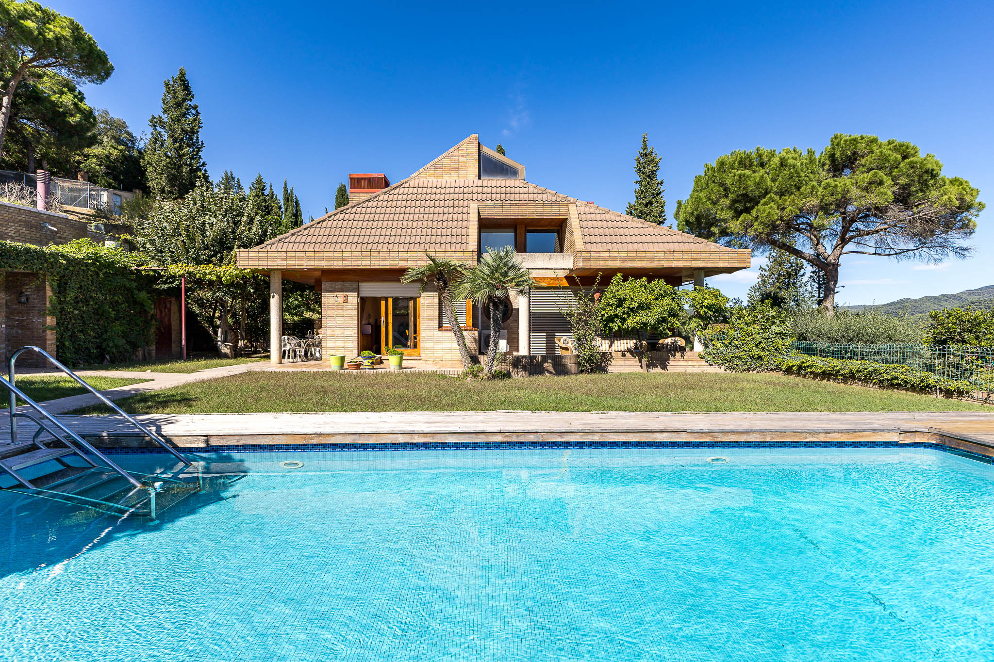 Luxury villa in Capellades: elegance and exclusivity in a privileged setting.