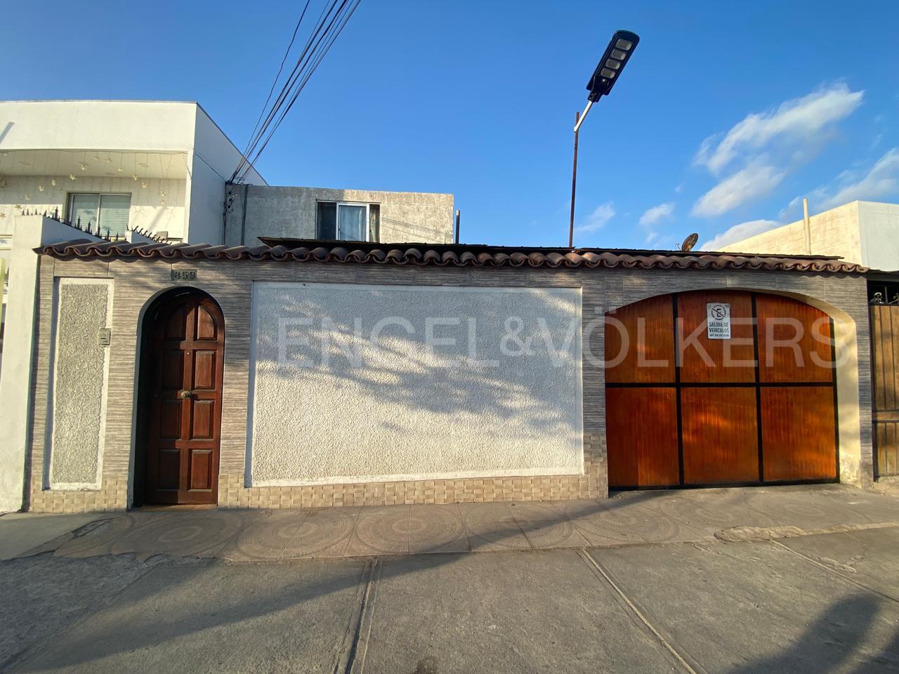 ENCANTADORA CASA DE DOS PISOS EN SECTOR LOS ARTESANOS
