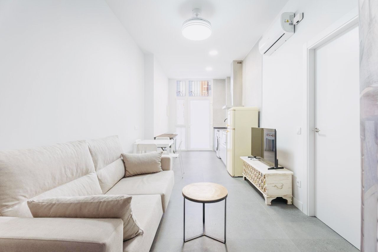 Modern and Bright Renovated Apartment in a Quiet Area