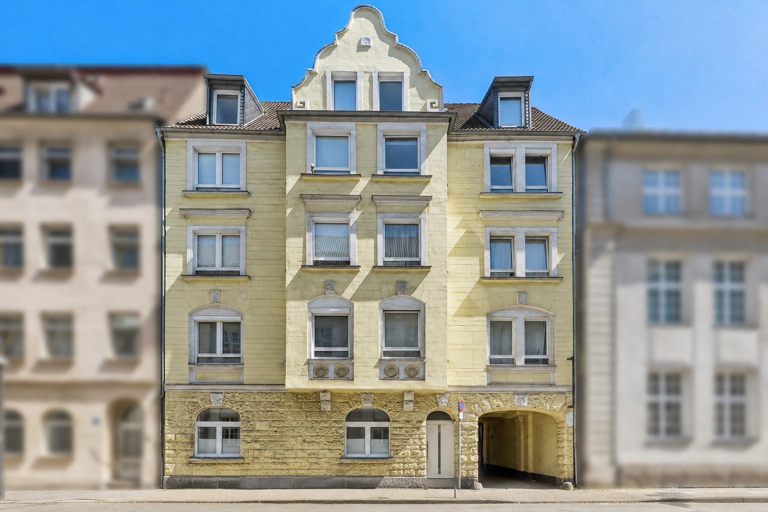 Period charm meets spacious living – 3-room apartment with converted attic loft