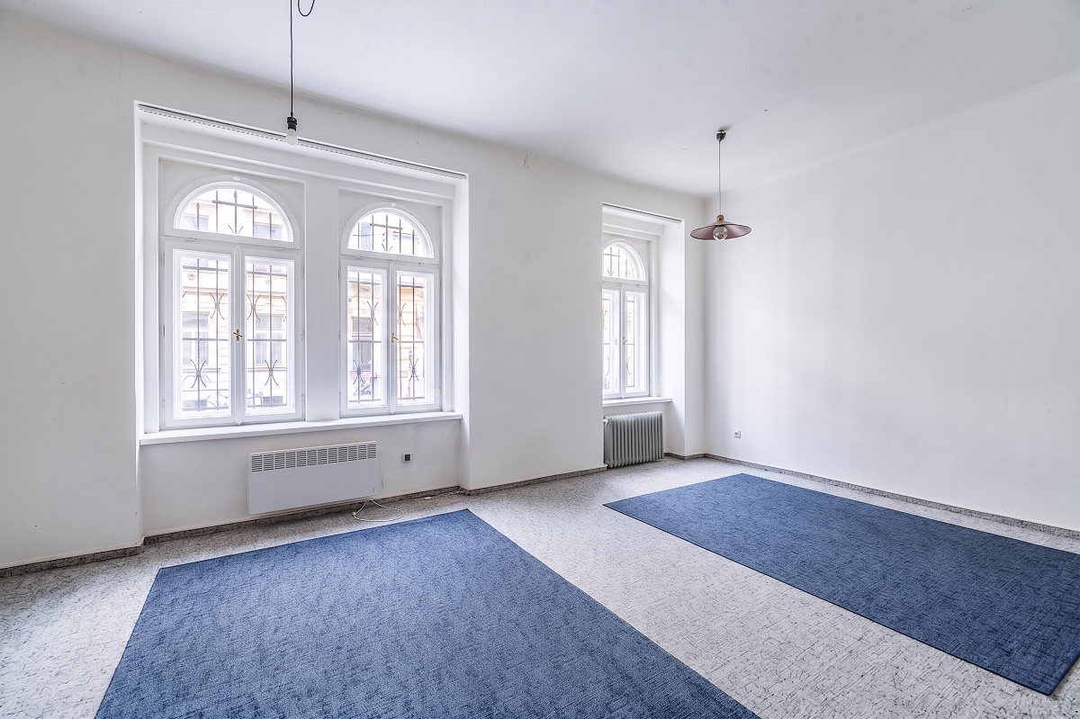 Sale of a non-residential space 4+1 | 92.6 sqm | great location and potential for conversion into an apartment