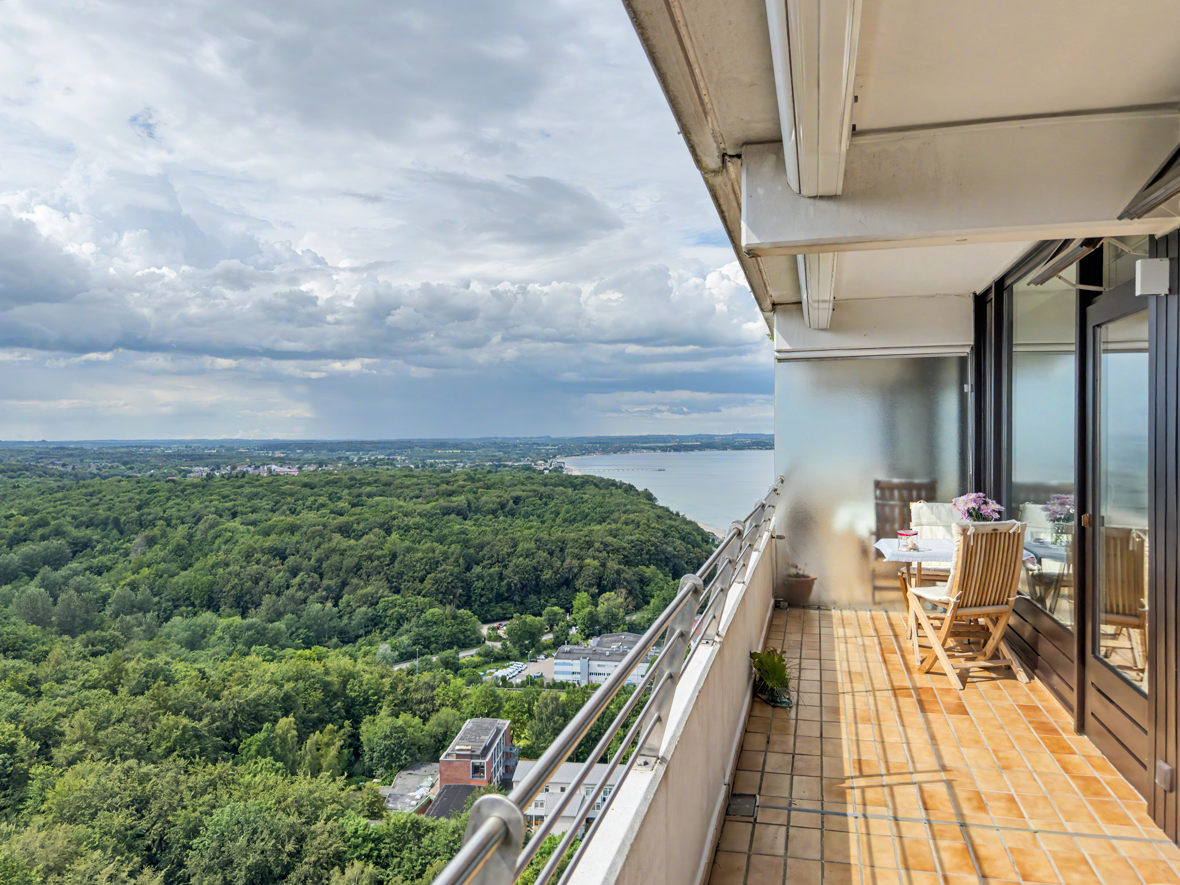 Stilvoll möbliertes Premium-Apartment in der 28. Etage mit seitlichem Ostseeblick