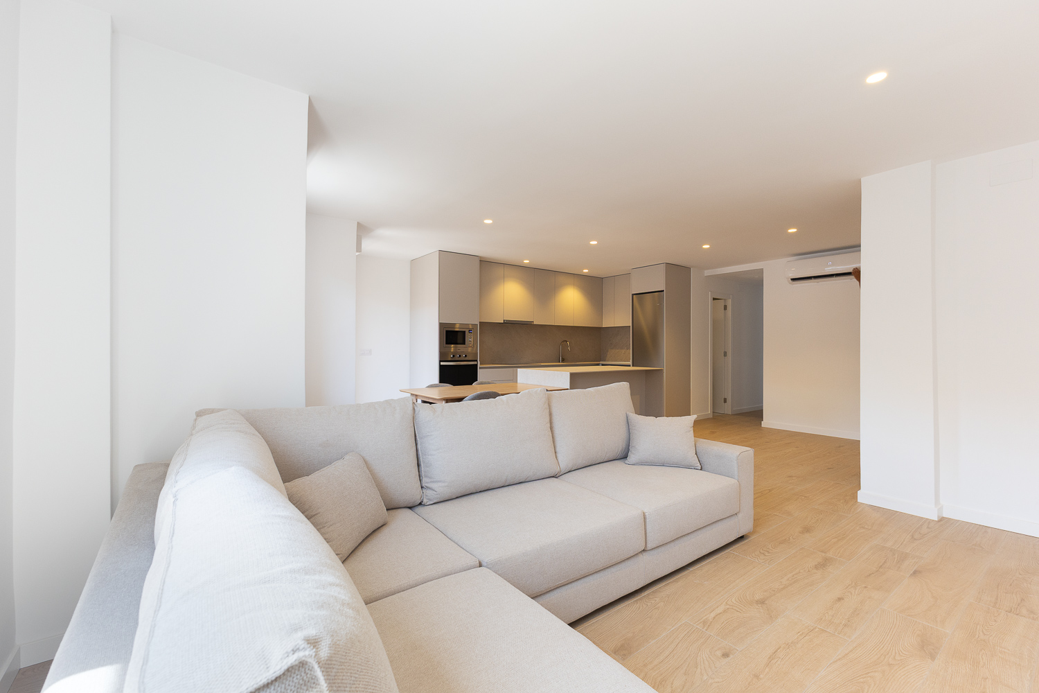 Bright apartment with designer renovation in Arrancapins