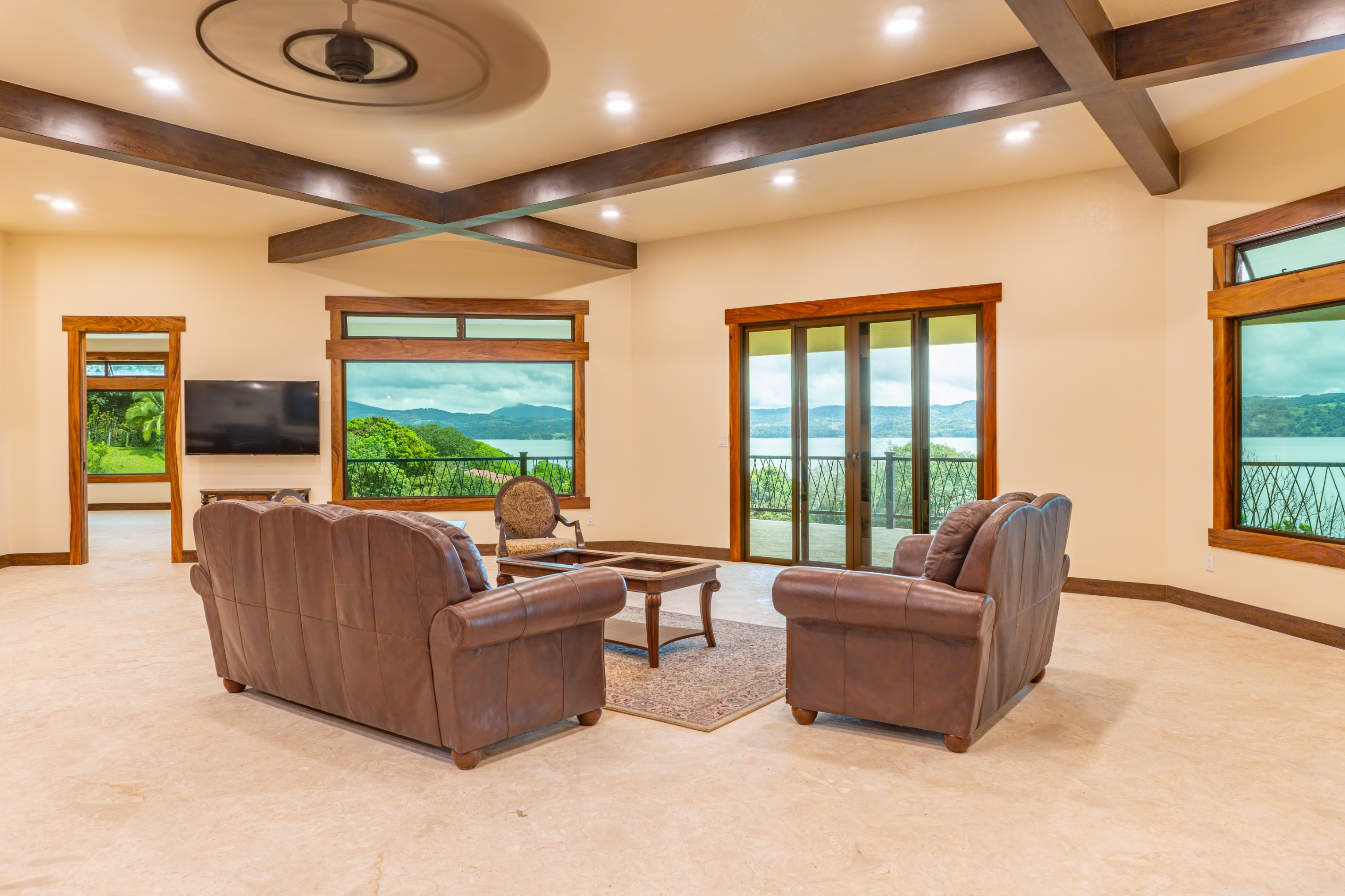 Villa Aurea: Panoramic Lake Arenal Views and Elevated Living