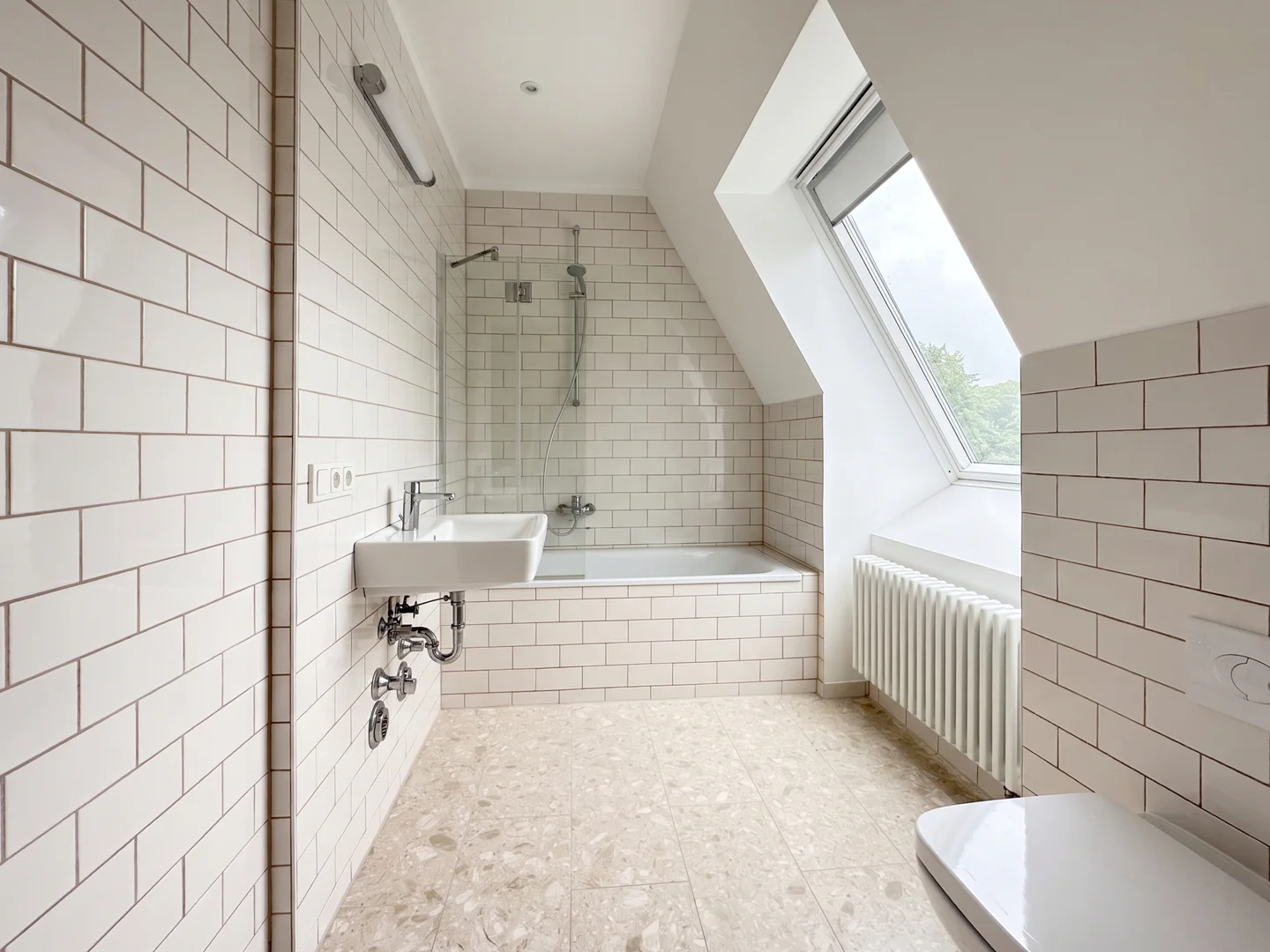Moderne 3 Zimmer-Dachgeschosswohnung mit Aufdachterrasse - Photo 4
