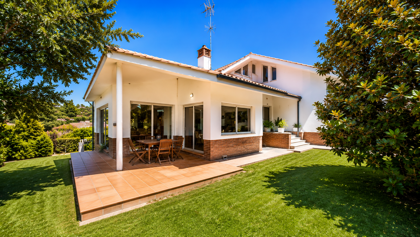 Chalet independiente de una planta con amplio jardín, garaje de 100 m² y junto al Saint George's School