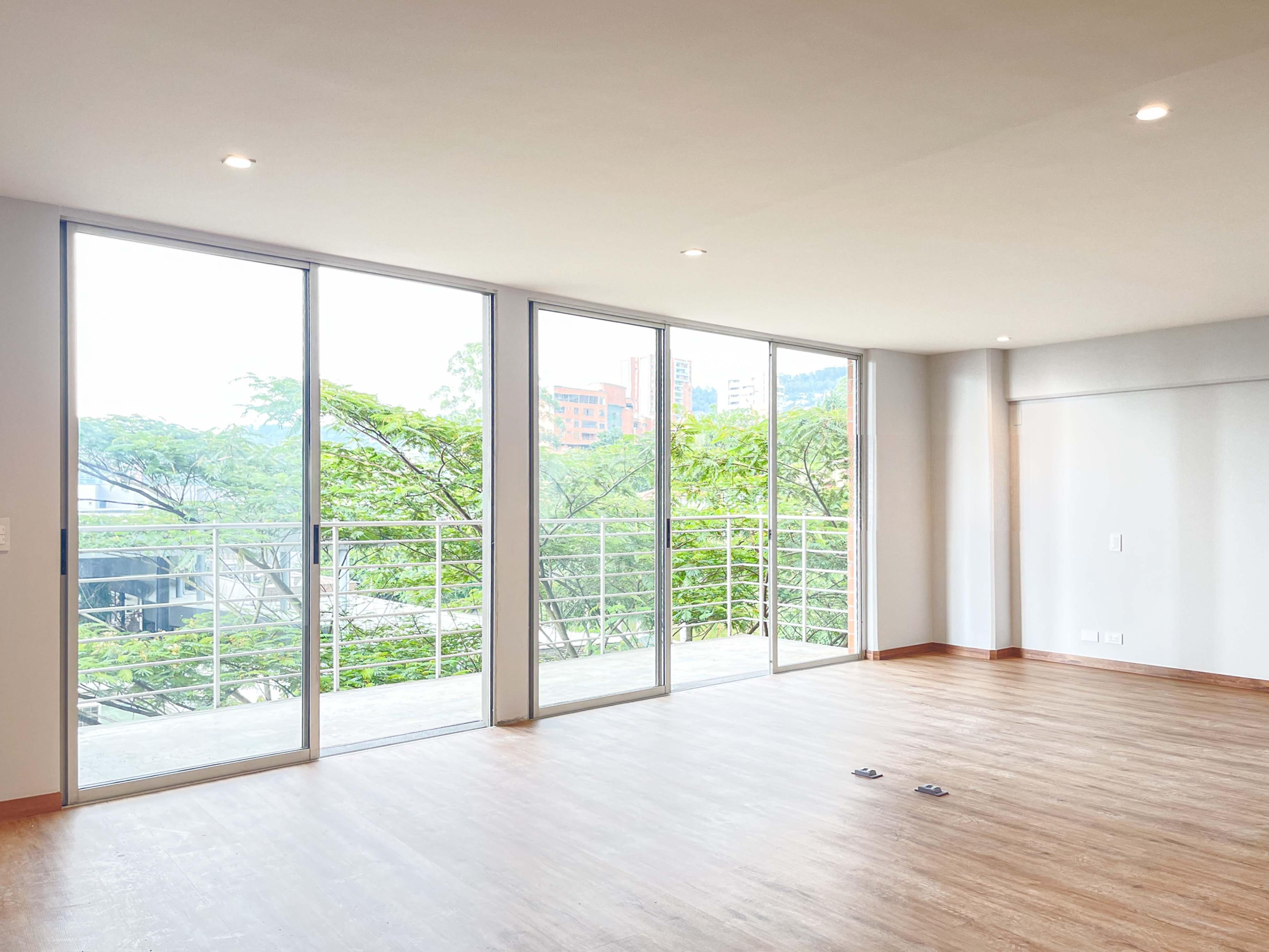 Apartamento con balcón para arriendo en El Tesoro, El Poblado