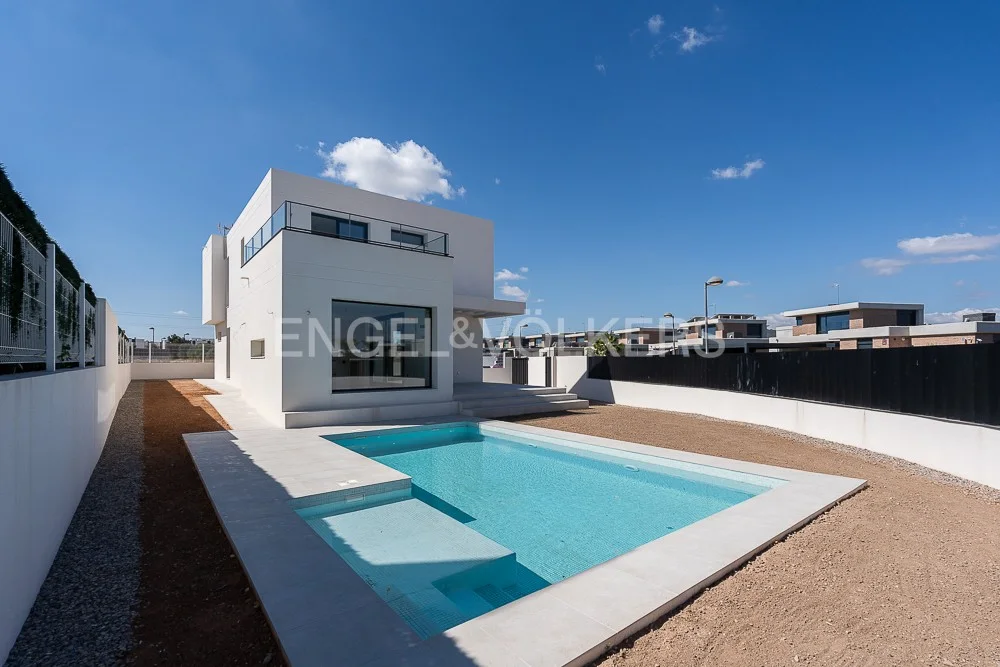 Modern and luxury detached house in Torre en Conill
