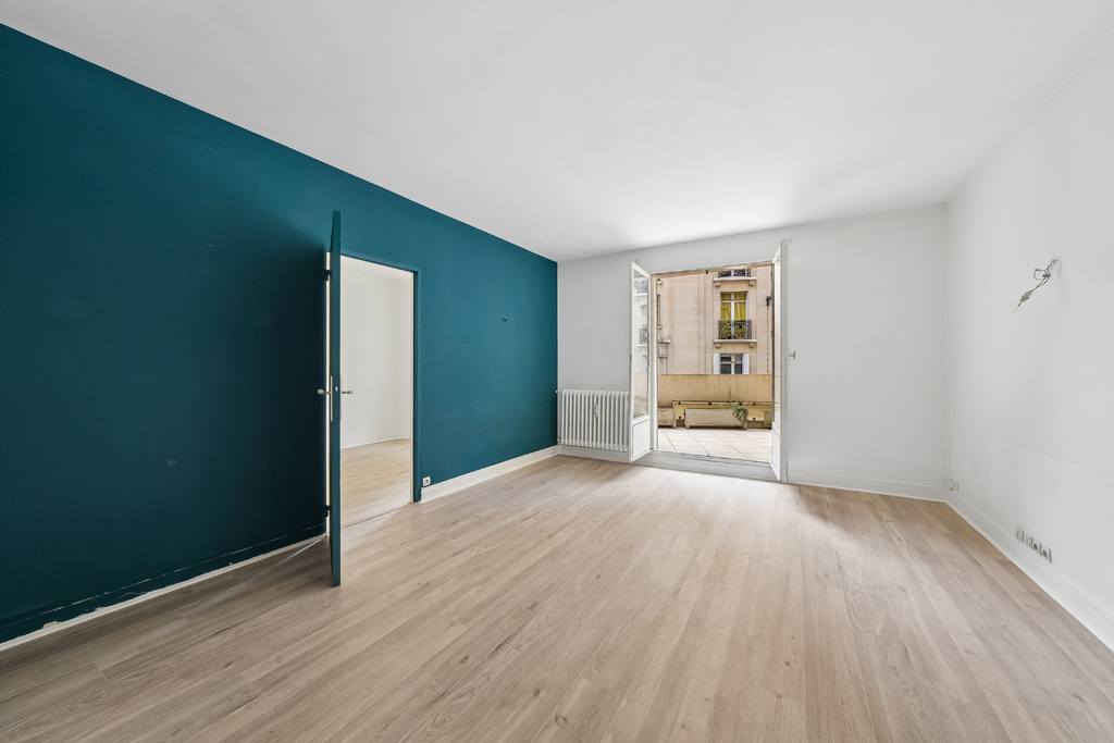 Apartment to renovate with terrace