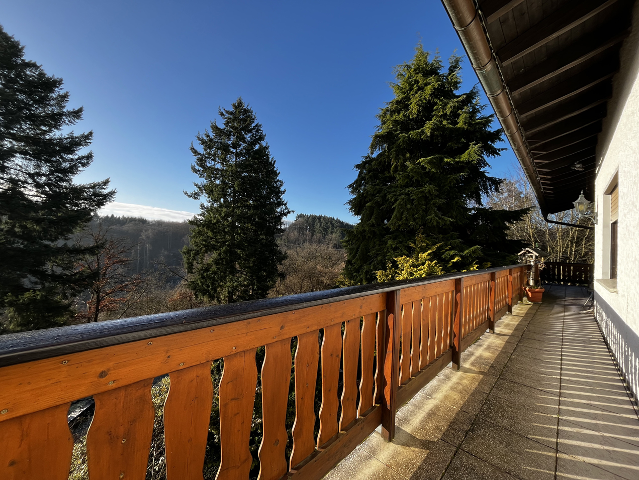 Großzügiges Ein- bis Zweifamilienhaus mit Terrasse in begehrter Aussichtslage