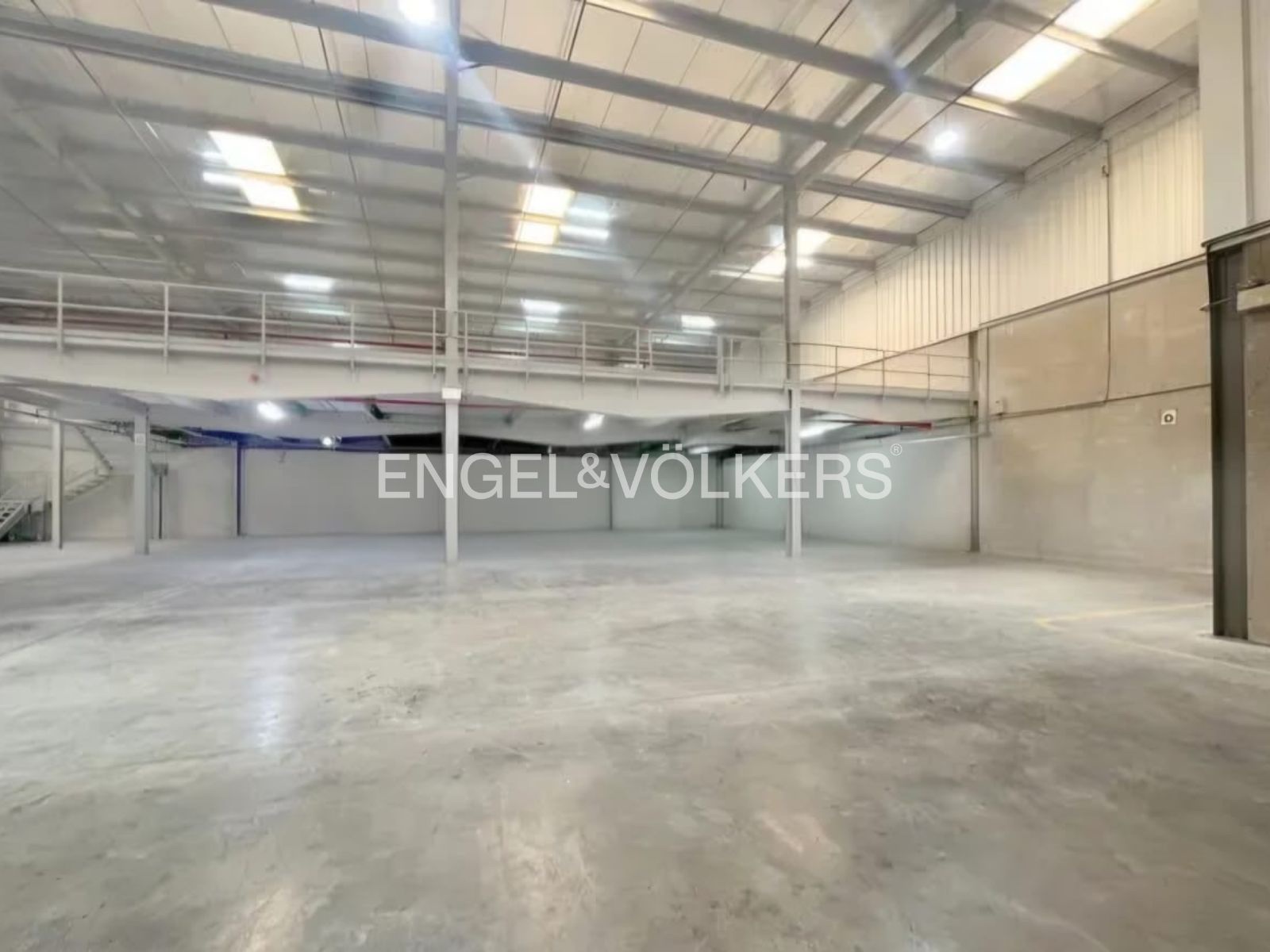 Premium Warehouse | Triple Loading Bays