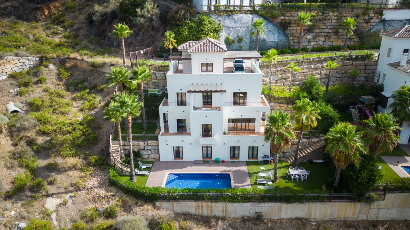 Große andalusische Villa in einer abgeschlossenen Gemeinschaft in Benahavis