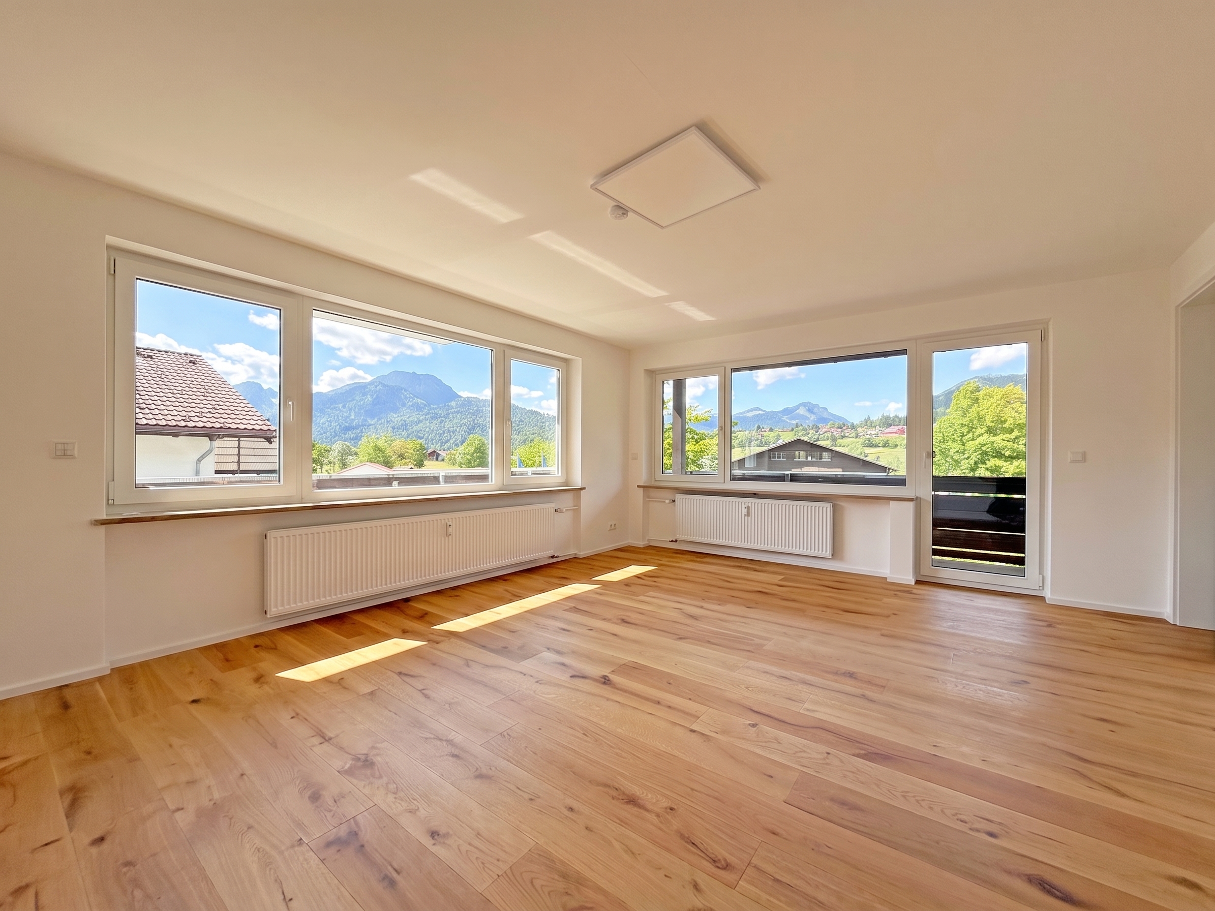 Topmodernisierte 2-Zimmer-Wohnung mit Südwest-Balkon, beeindruckendem Bergpanorama und optionalem Garagenstellplatz