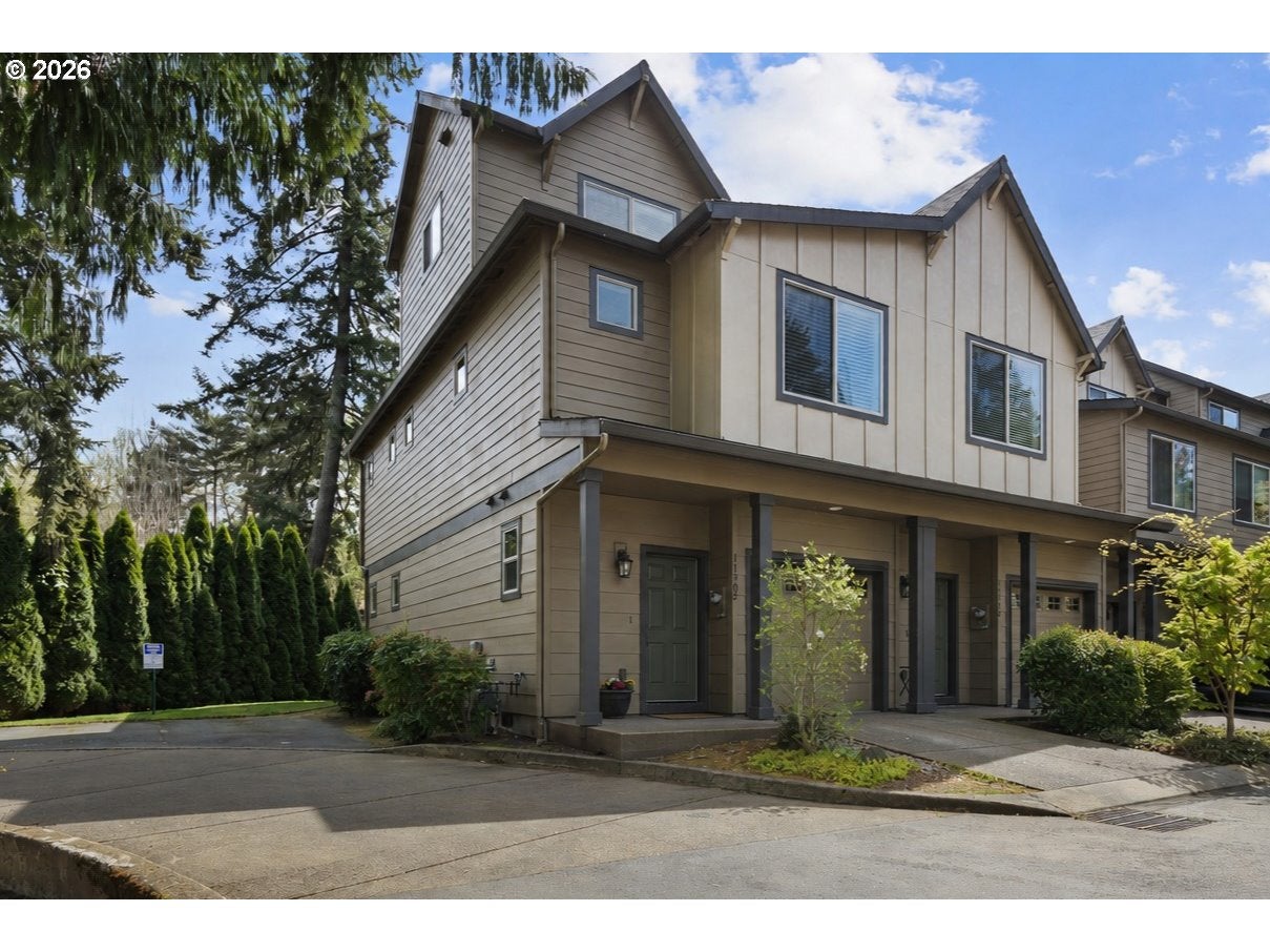 Stylish Executive End-unit Townhome near Progress Ridge
