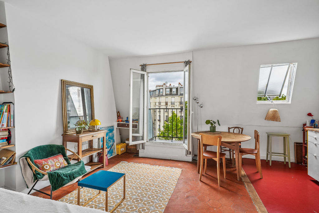2-room near Canal Saint-Martin with a view of Sacré-Cœur