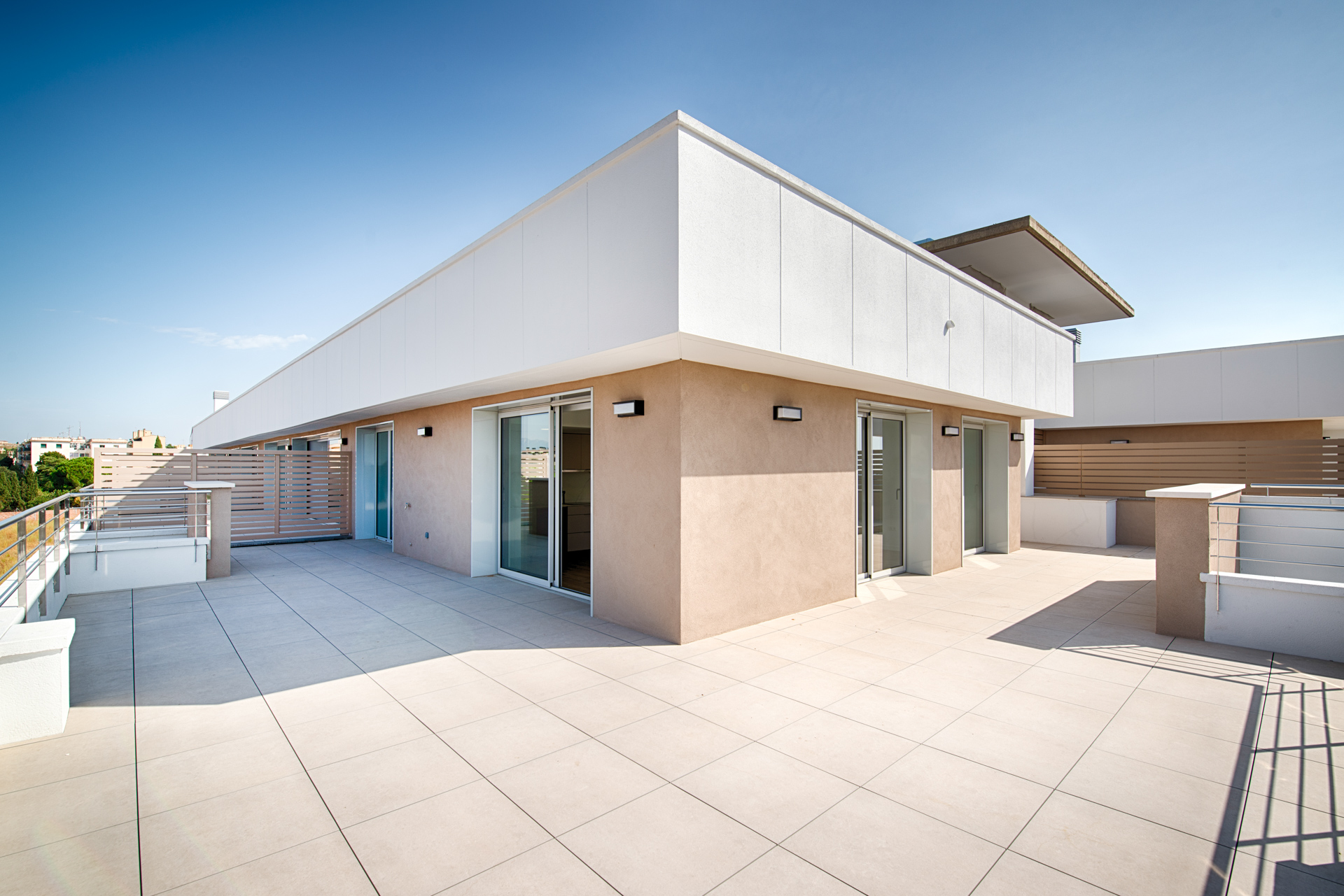 Neubau-Penthouse mit großer Terrasse, freiem Ausblick und Gemeinschaftspool