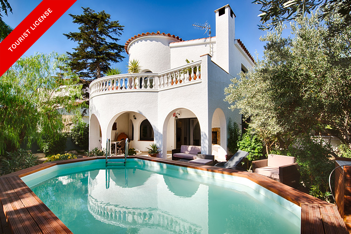 House with pool and tourist license near the beach