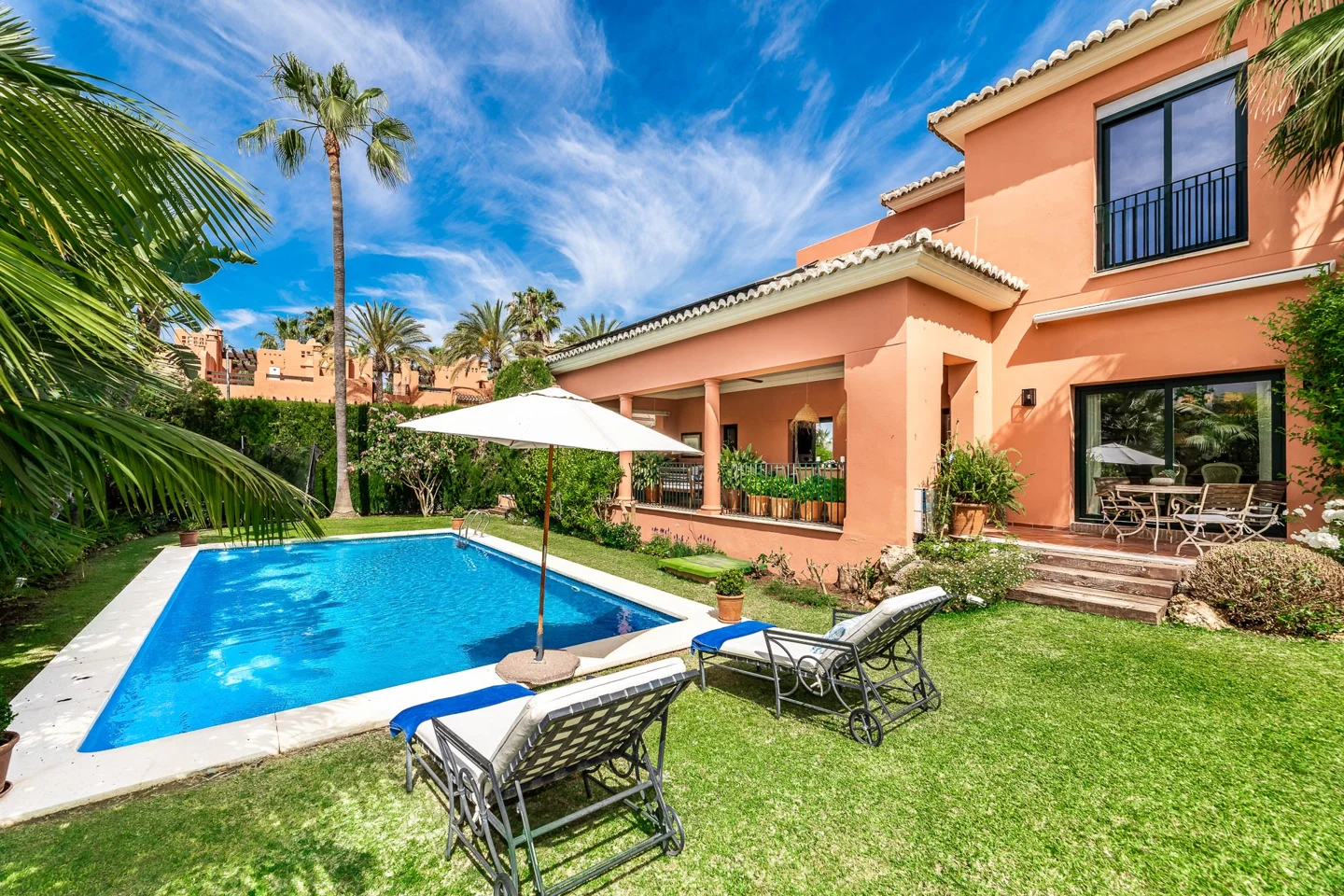 Family Villa in Altos de Puente Romano. Price from €15,000 per week