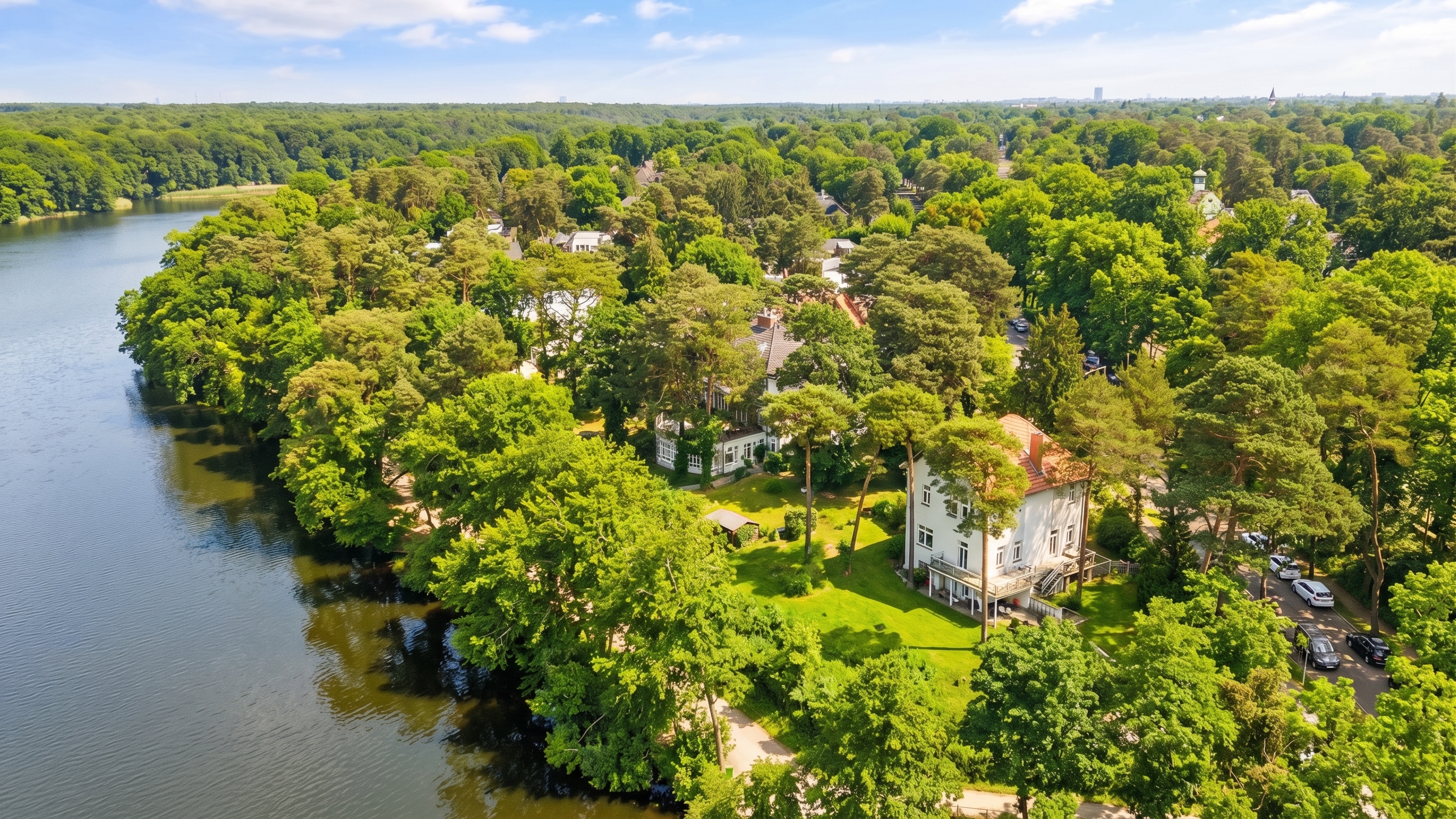 Ein Sprung vom eigenen Garten in den See: Historische Villa in einzigartiger Schlachtenseelage