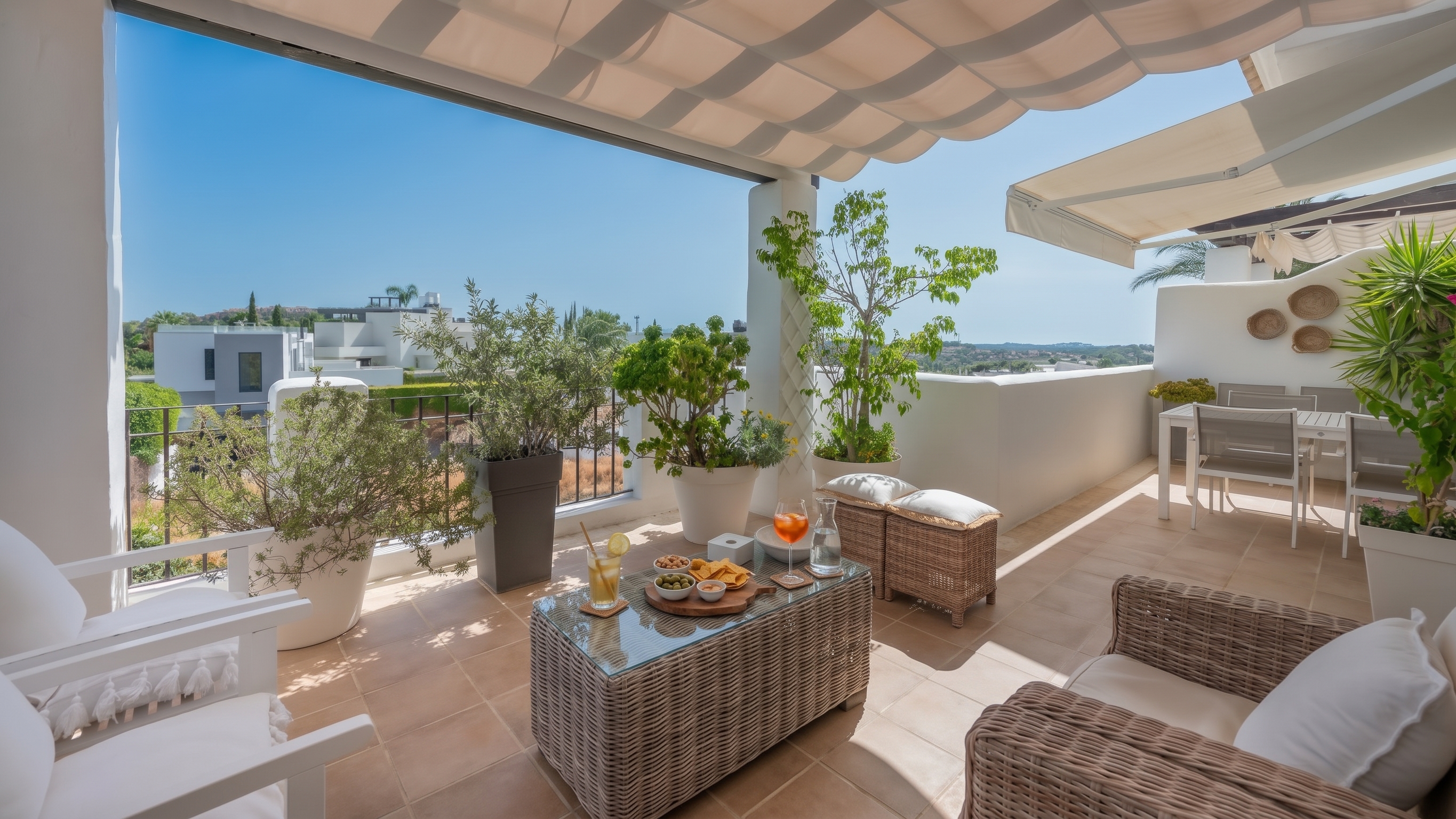 Maisonette-Penthouse mit atemberaubendem Panoramablick aufs Meer in einer bewachten Wohnanlage in Nueva Andalucía.