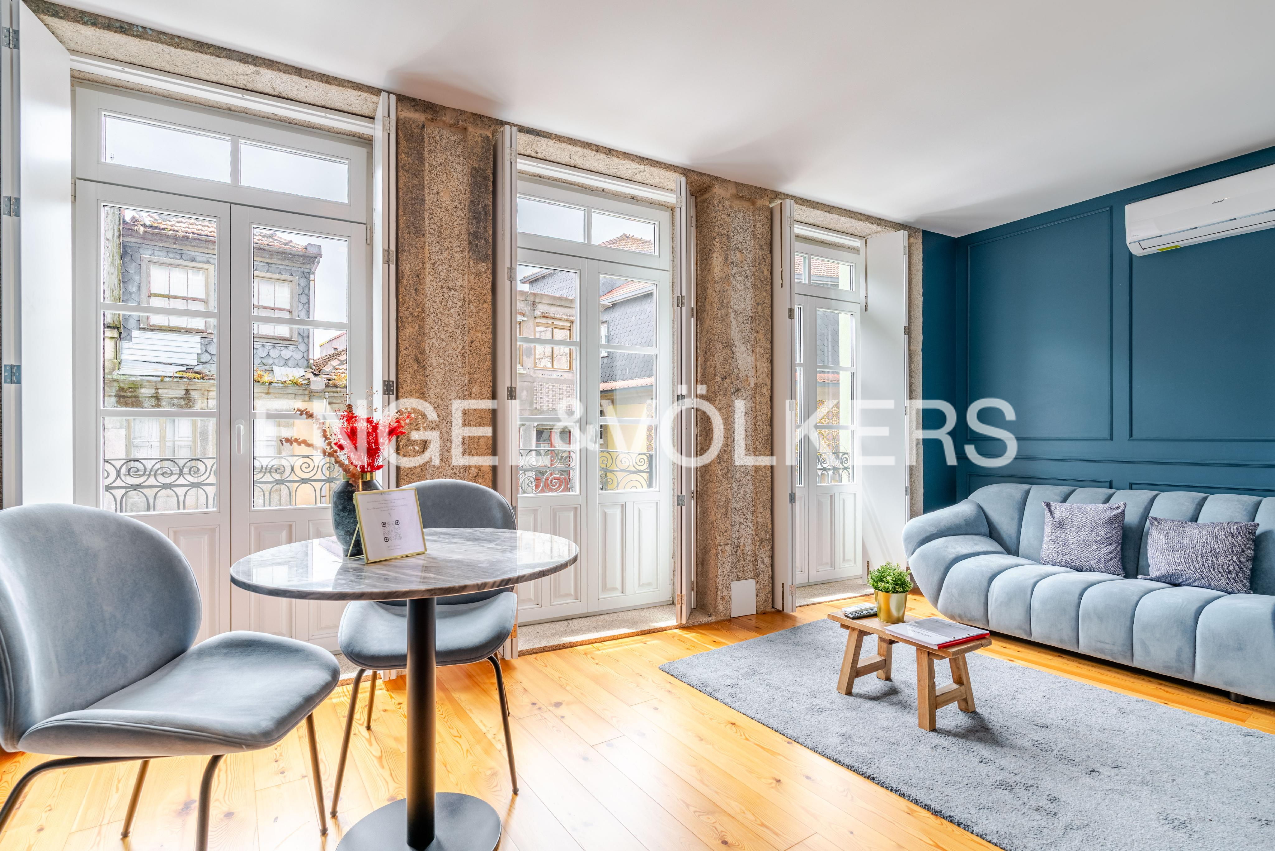 Building in the city center with 7 short-term rental apartments and a commercial store