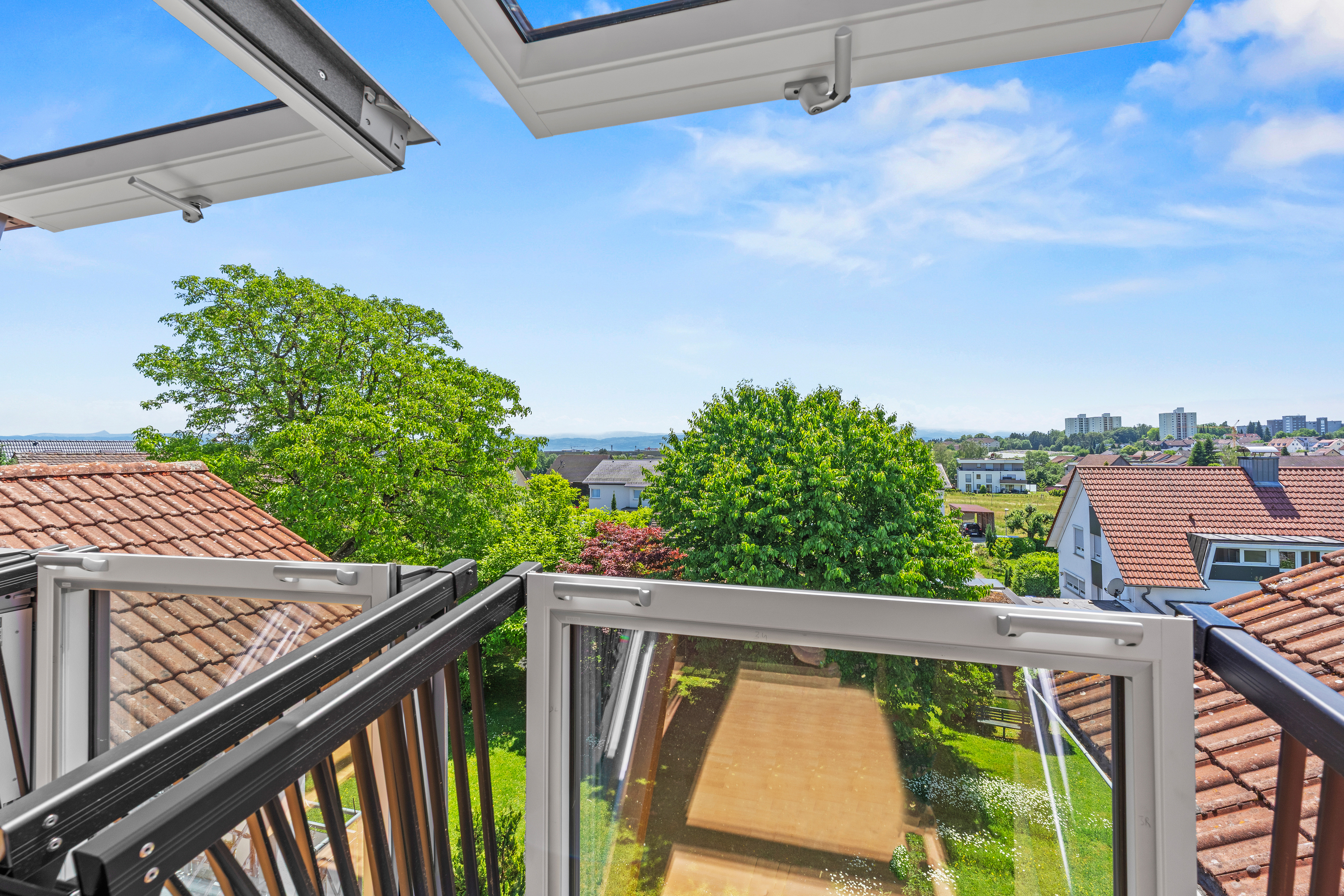 Lichtdurchflutete DG-Wohnung in ruhiger Lage mit Weitblick und Garten