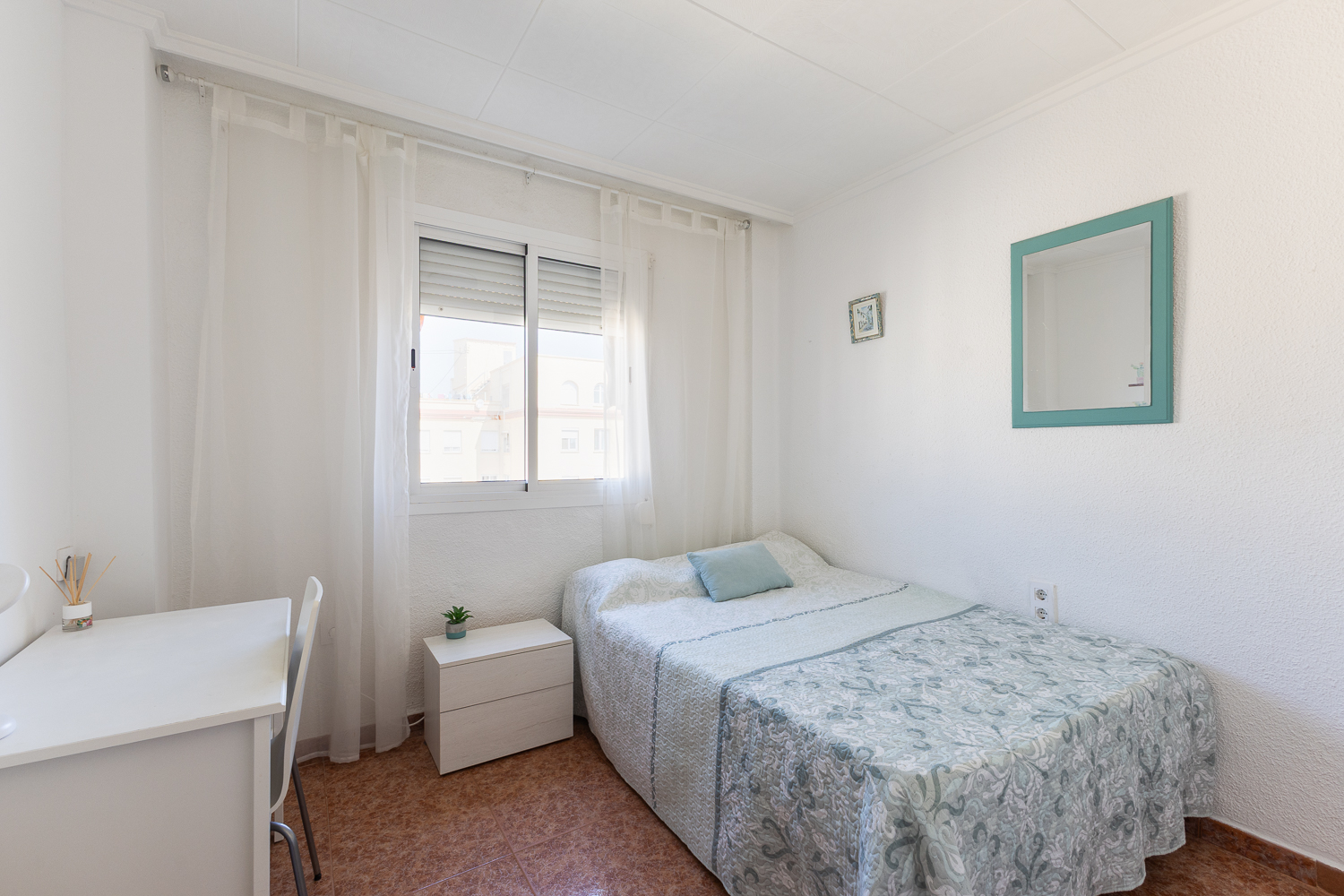 ¡Inversión Premium junto a las Universidades! Piso de 4 amplios Dormitorios, Exterior y a un paso del Mar