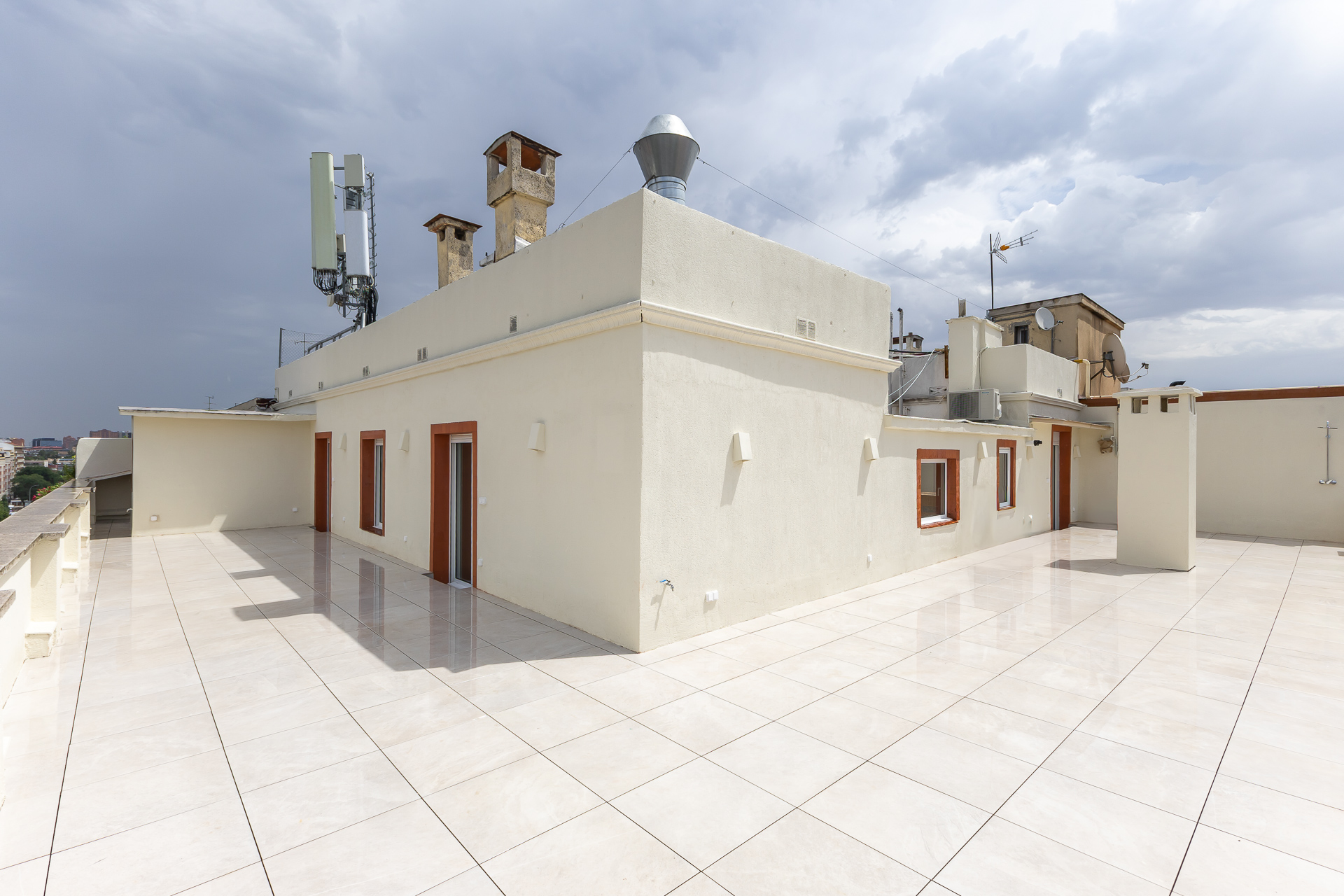 Brand-new designer penthouse with 120 m² terrace