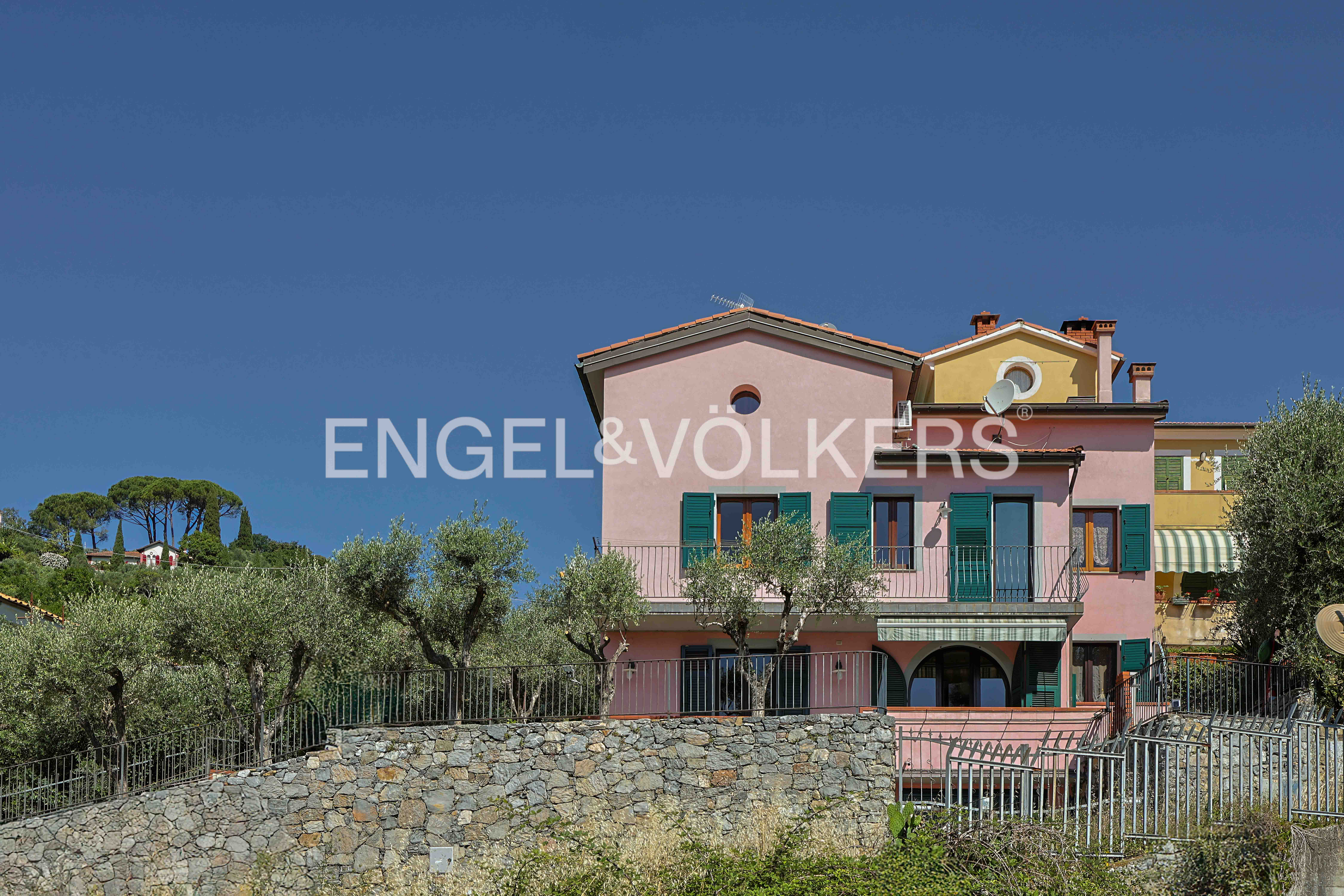Cozy terraced villa with pool in the hills of La Spezia