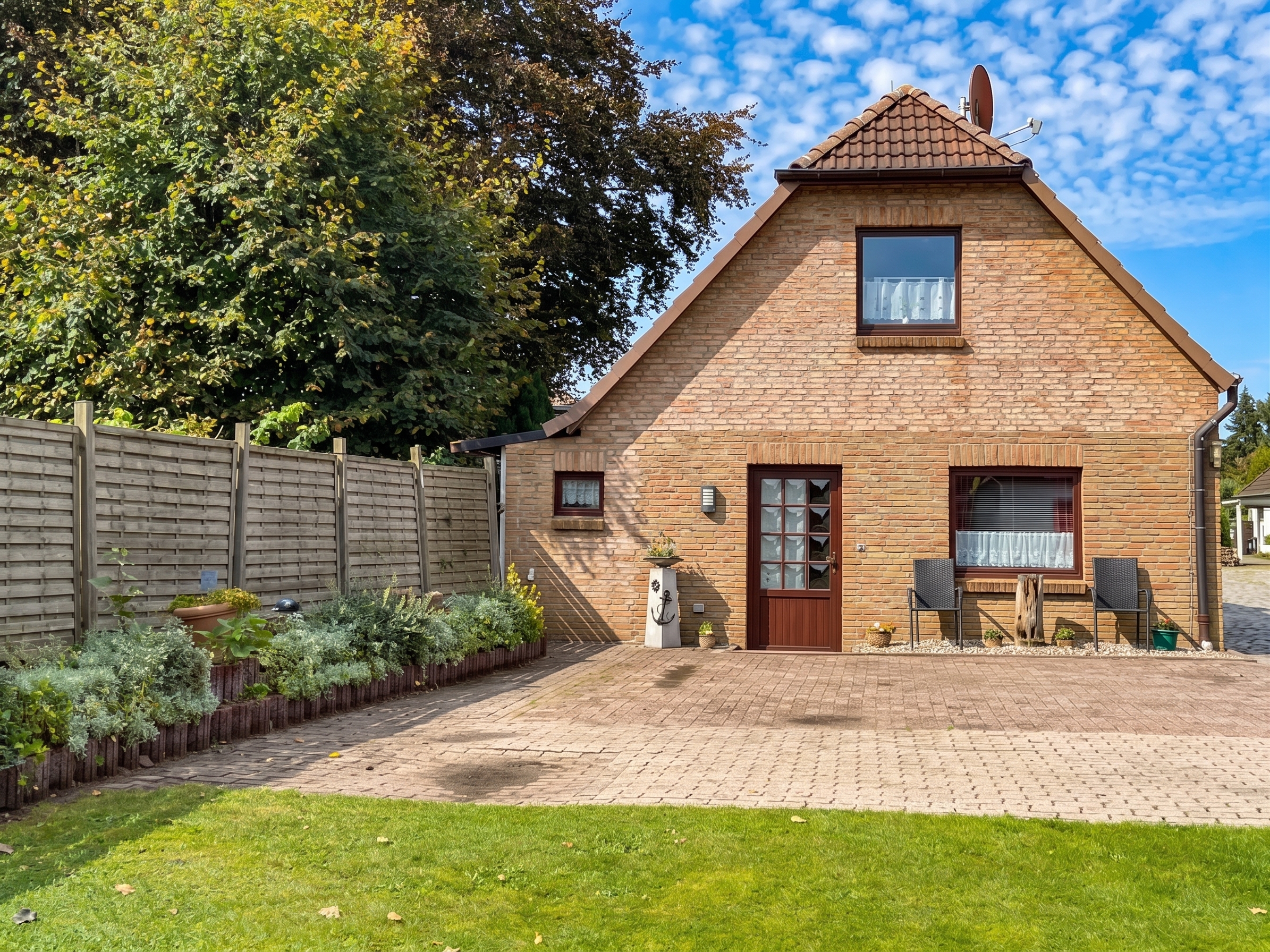 Einfamilienhaus mit großem Grundstück,Gartenhaus, Werkstatt und Garage in Jagel [KI-modifiziert]