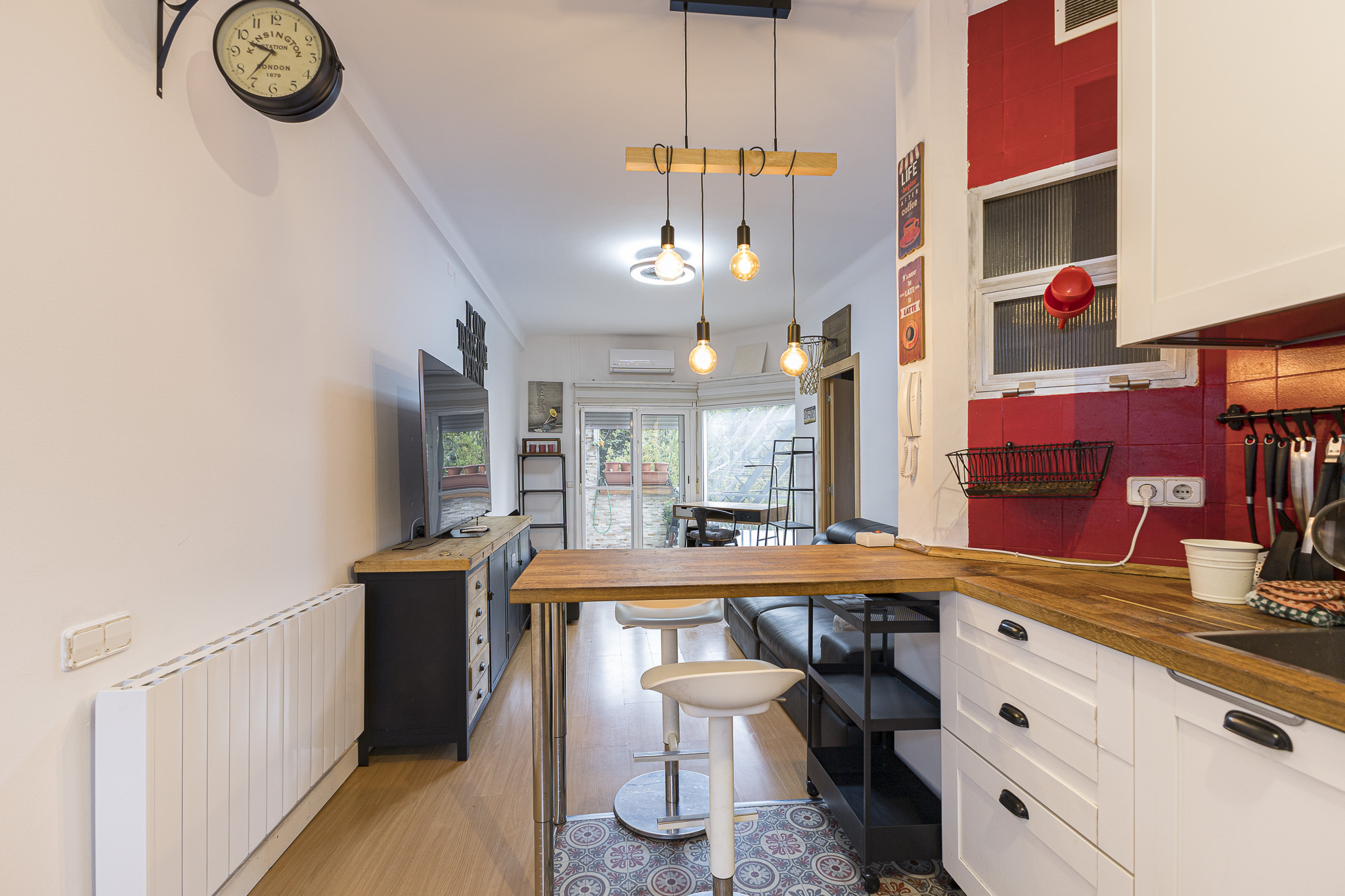 Exclusive furnished apartment with terrace and green views on Verdi Street (Vila de Gràcia)