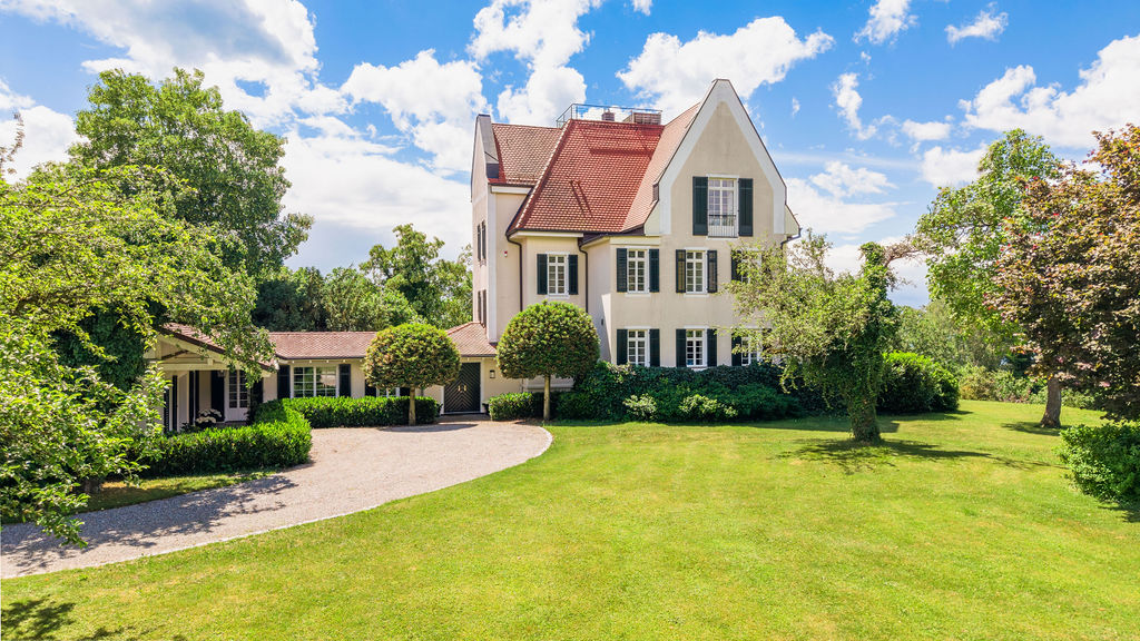 Elegance. Privacy. Lake views.