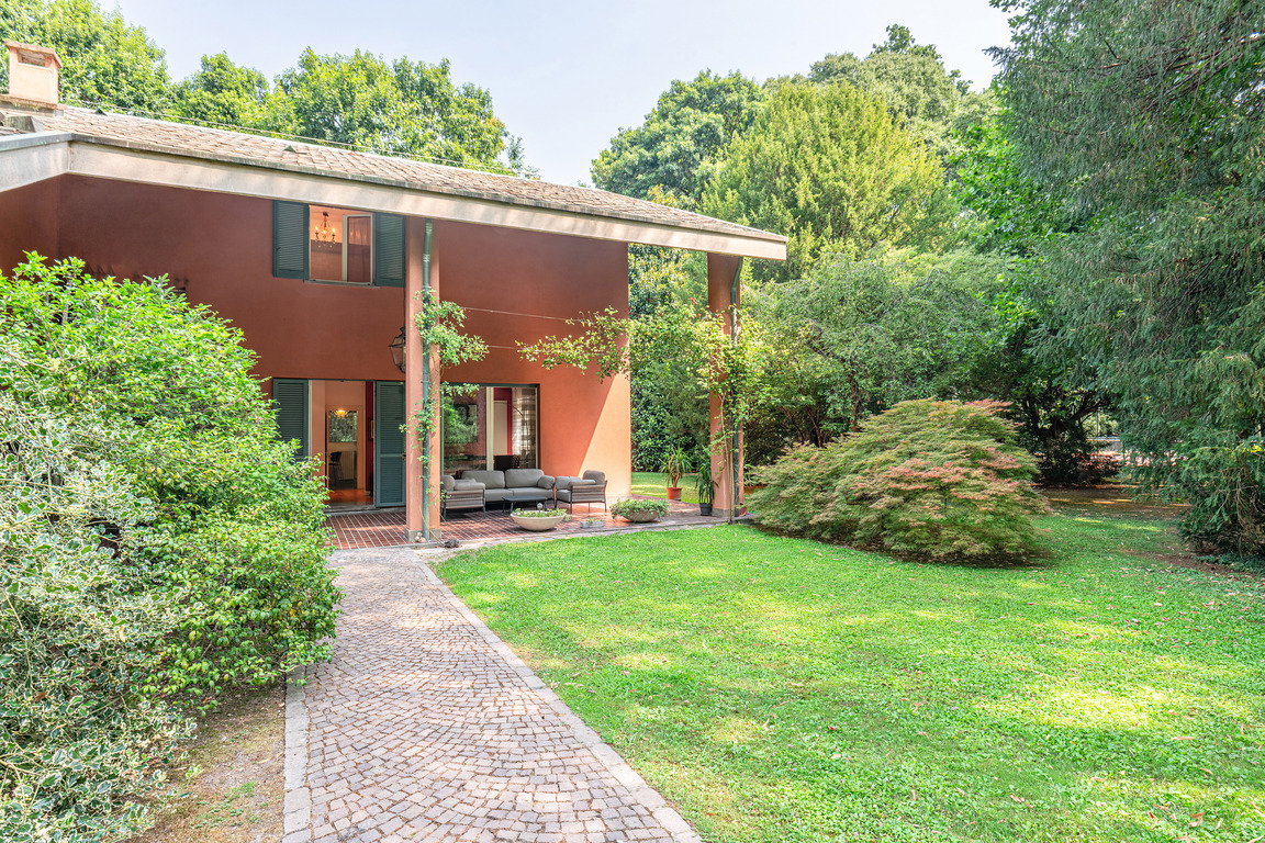 Exclusive house with pool and tennis court