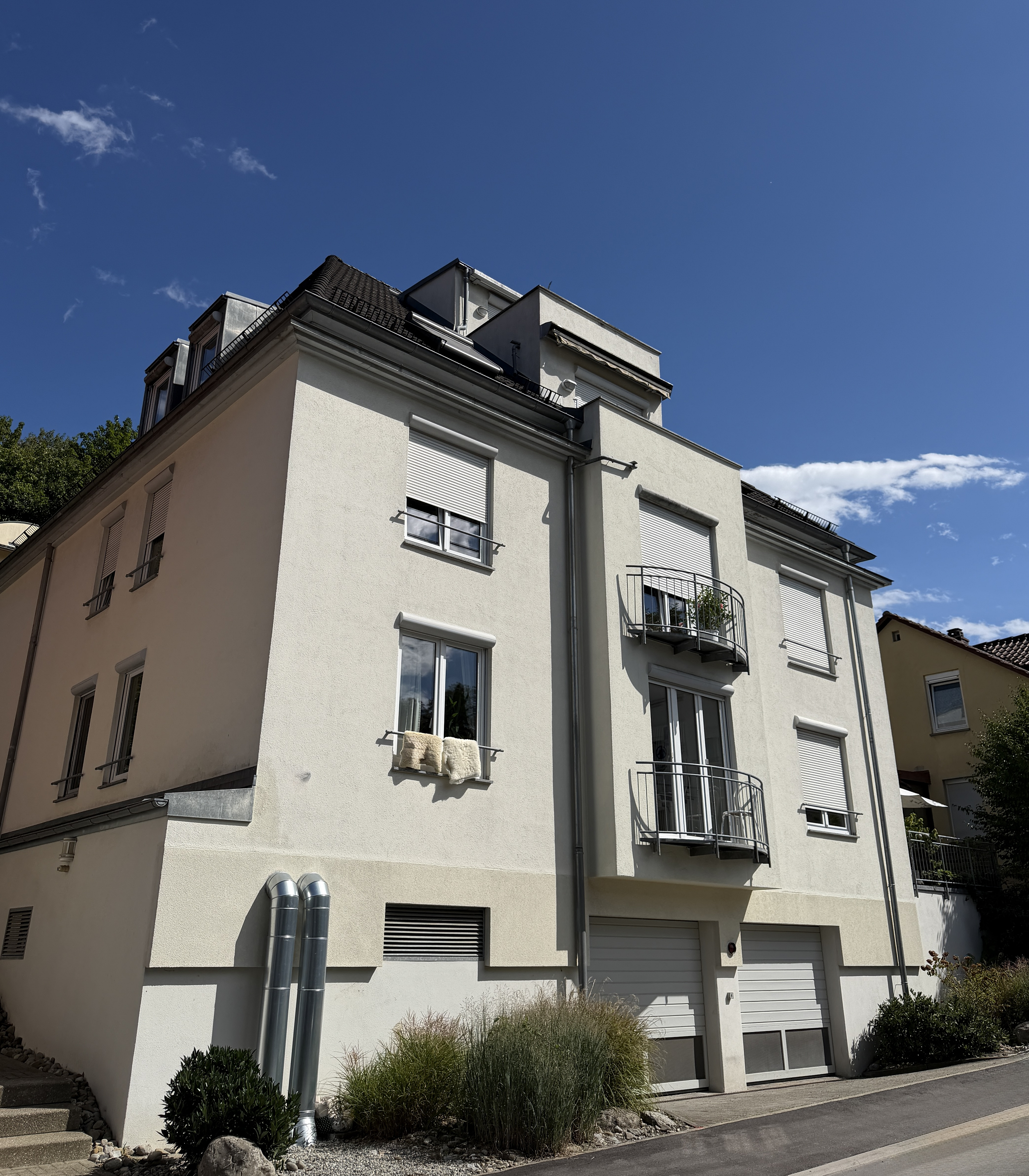 Ravensburg stilvoll erleben: TOP modernisierte 5,5-Zimmer-Wohnung, Westbalkon, privatem Garten und Tiefgarage – urbaner Komfort trifft naturnahe Lebensqualität.