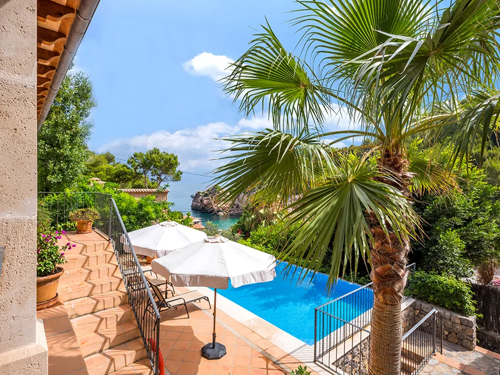 Charming Villa with sea views and rental license