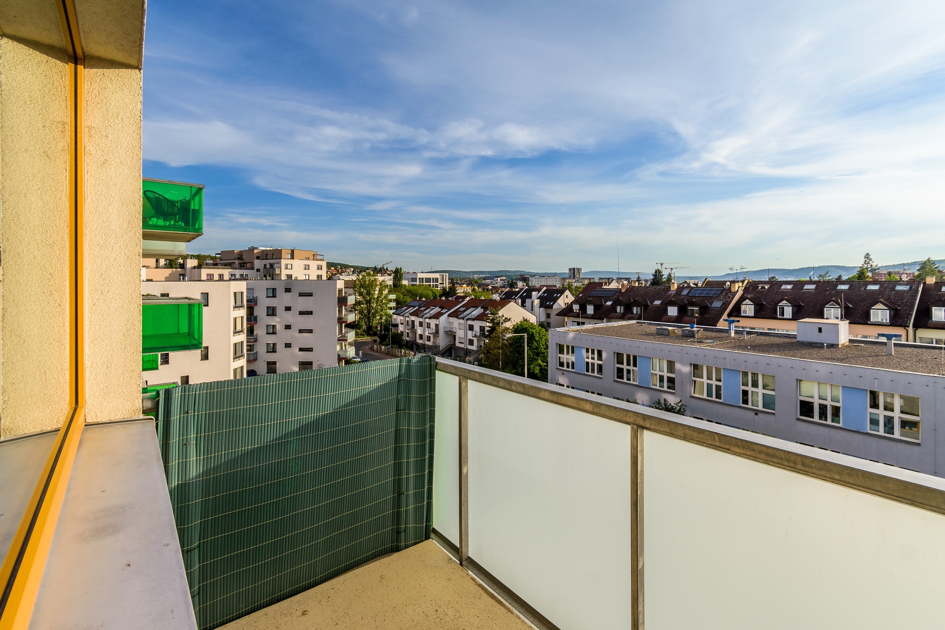 Pronájem bytu 2+kk se žádanou dispozicí v uzavřené rezidenci s balkónem