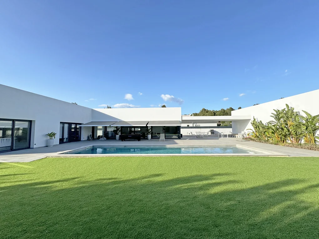 Modern one-storey house with pool in Sa Coma