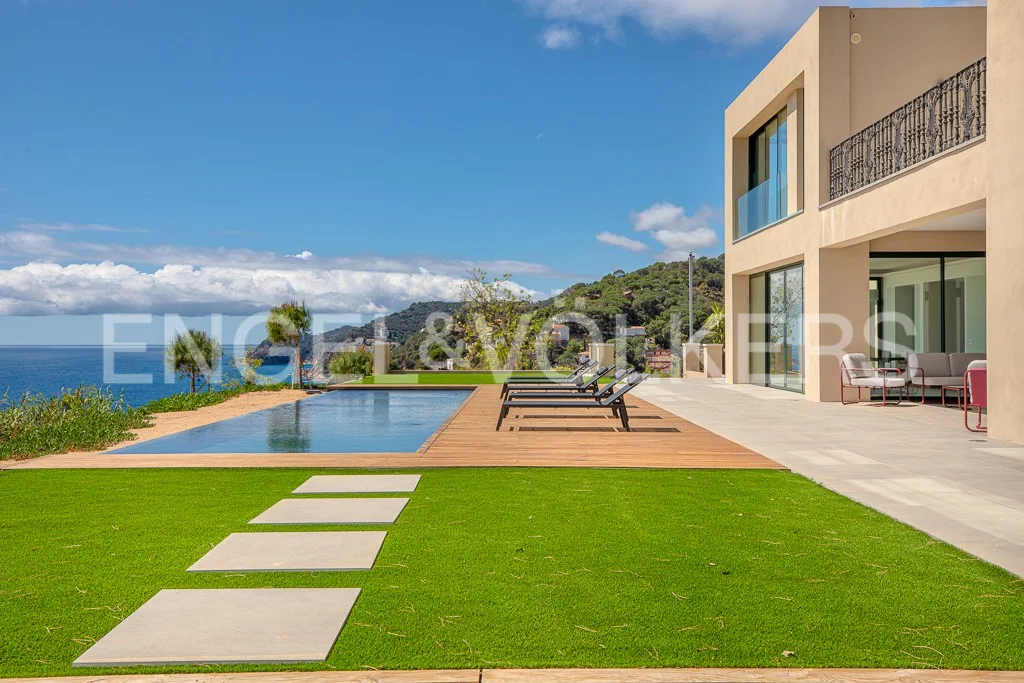 Luminous front-line villa on the Costa Brava