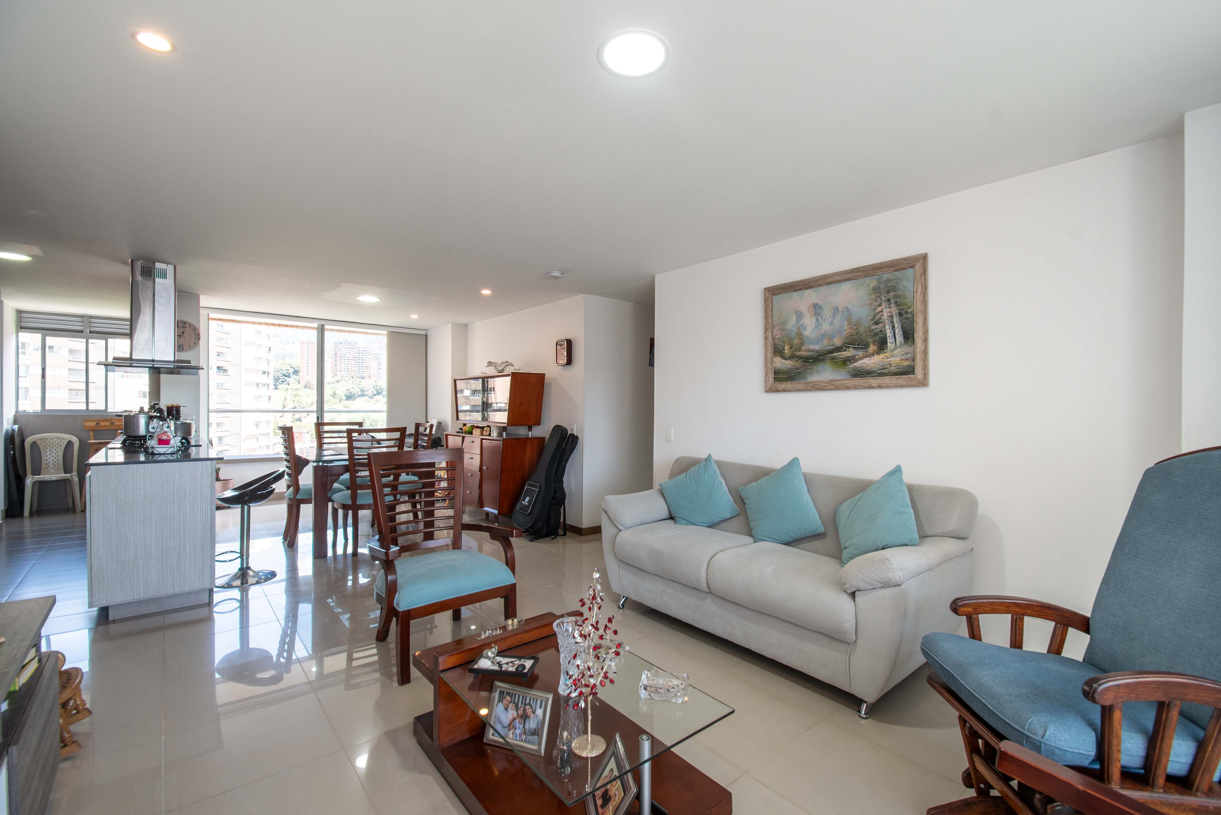 Apartamento con balcón y clubhouse para venta en La Loma del Chocho, Envigado