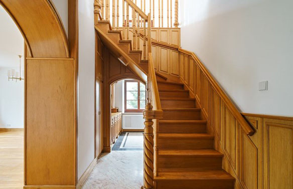 Saska Kepa: Pre-war 175 m² apartment with a garage