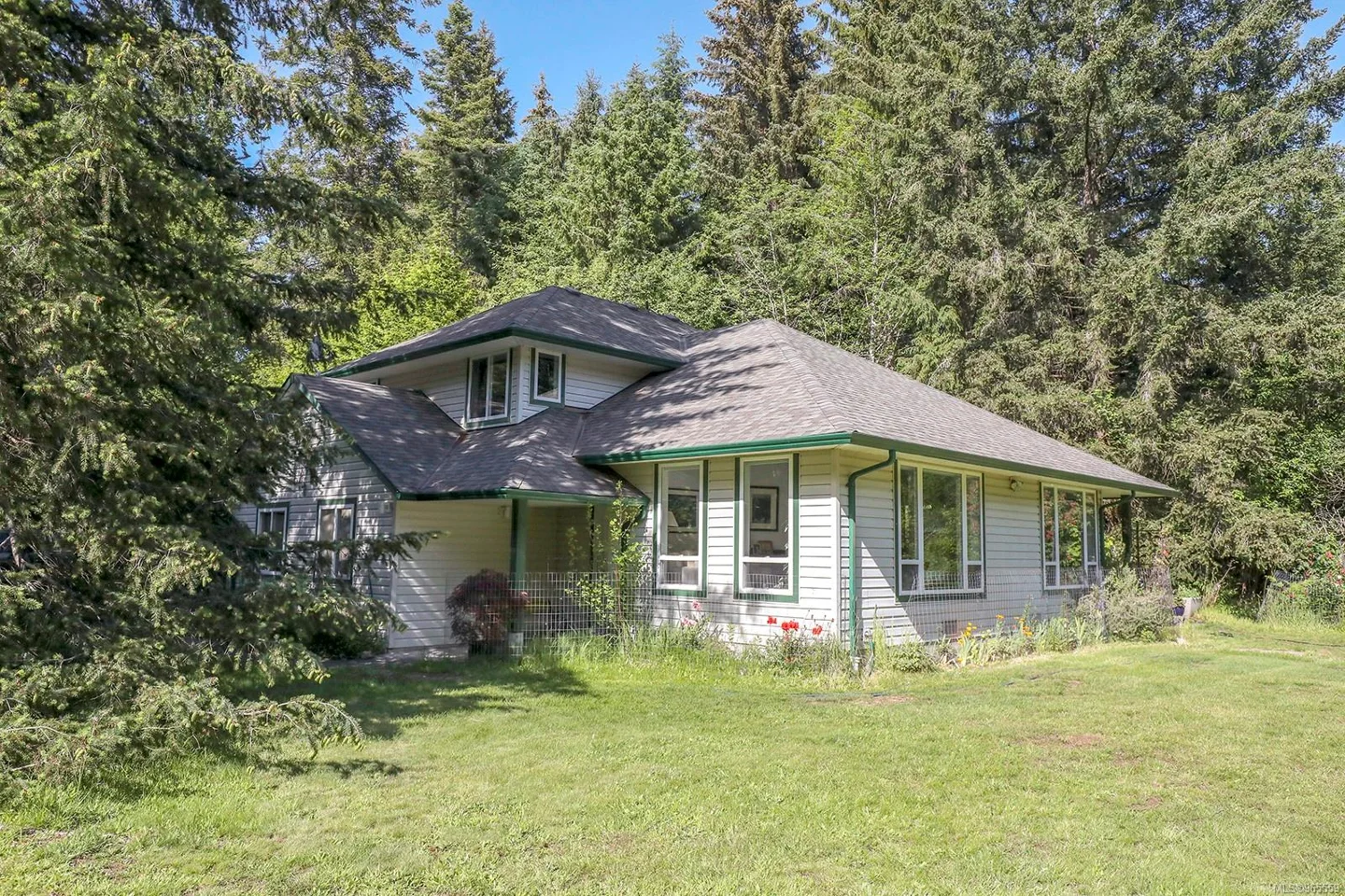 6 acres with a cozy home, an idyllic yard and a big garden!