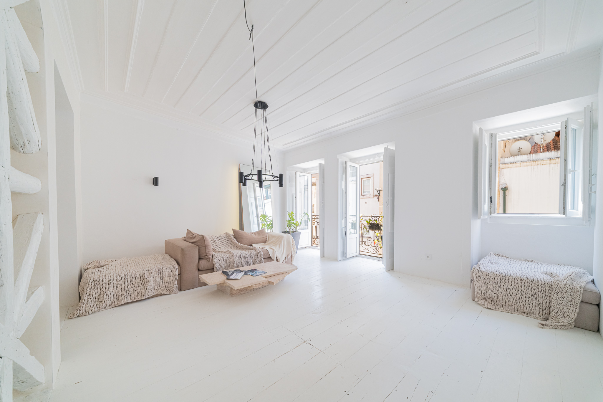 Sophisticated Author-Designed 2-bedroom apartment near the Cathedral