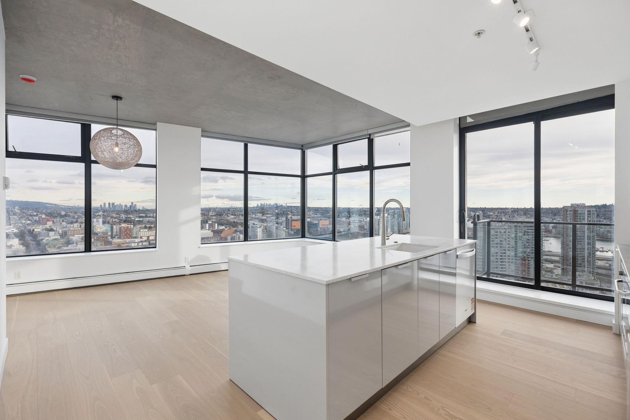 Sub Penthouse w/Panoramic Views