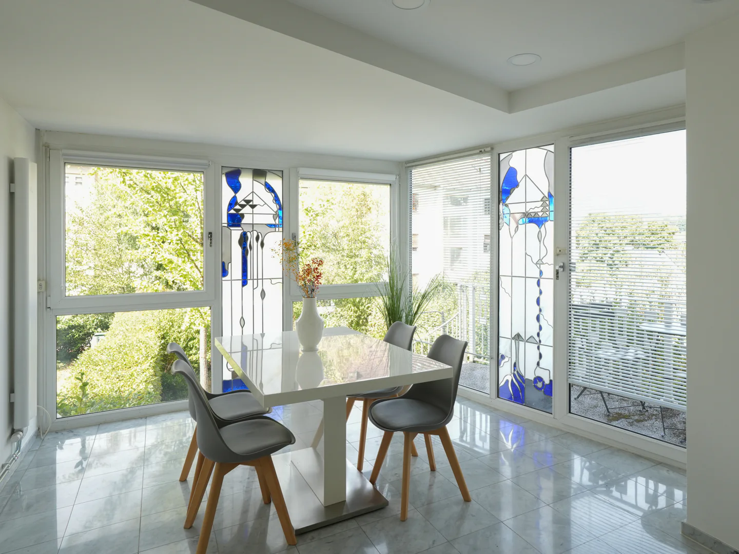 Stilvolle vollmöblierte 2-Zimmer-Wohnung mit Wintergarten und Balkon - Photo 2