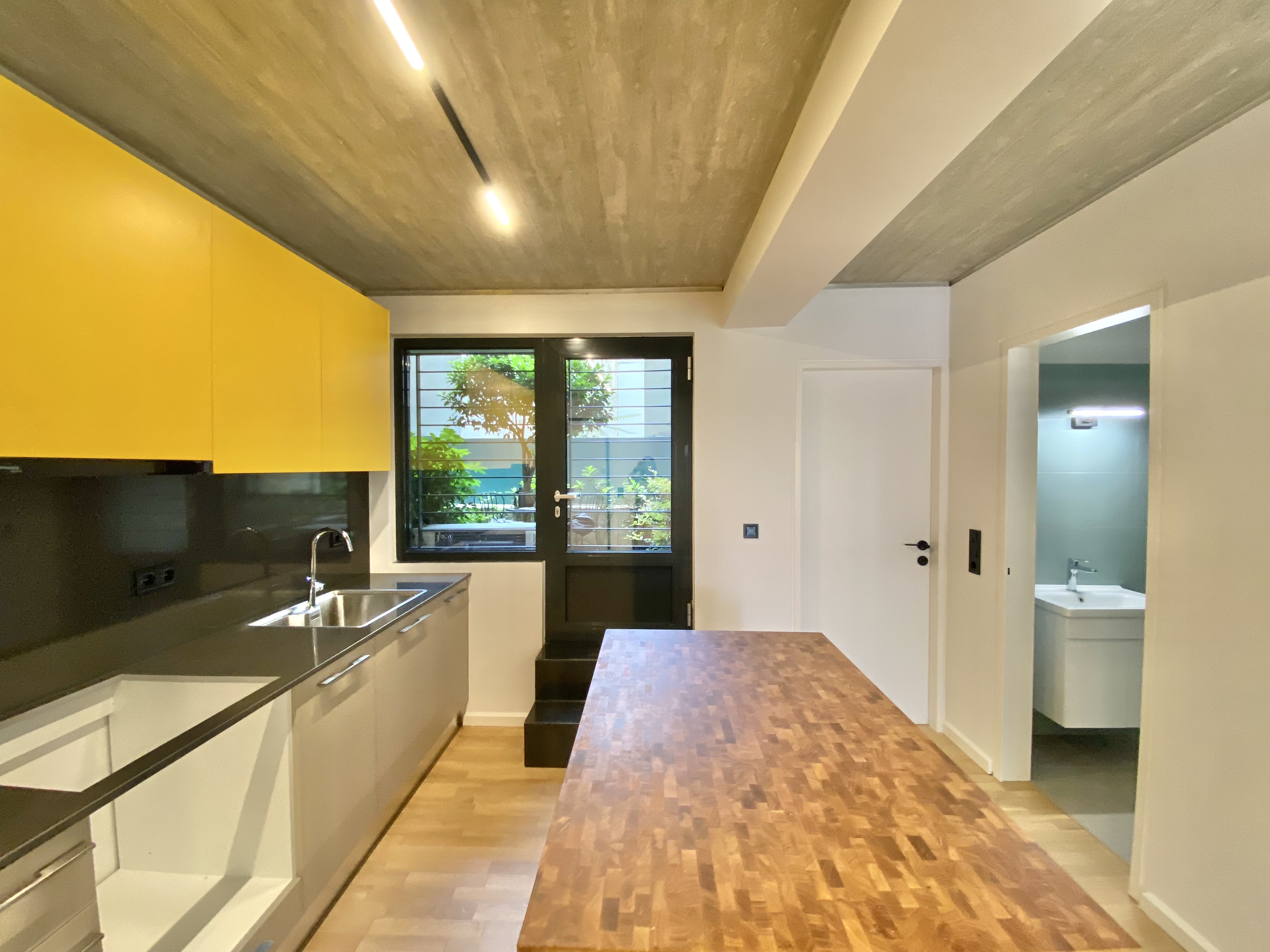 Newly built furnished industrial style apartment, with garden