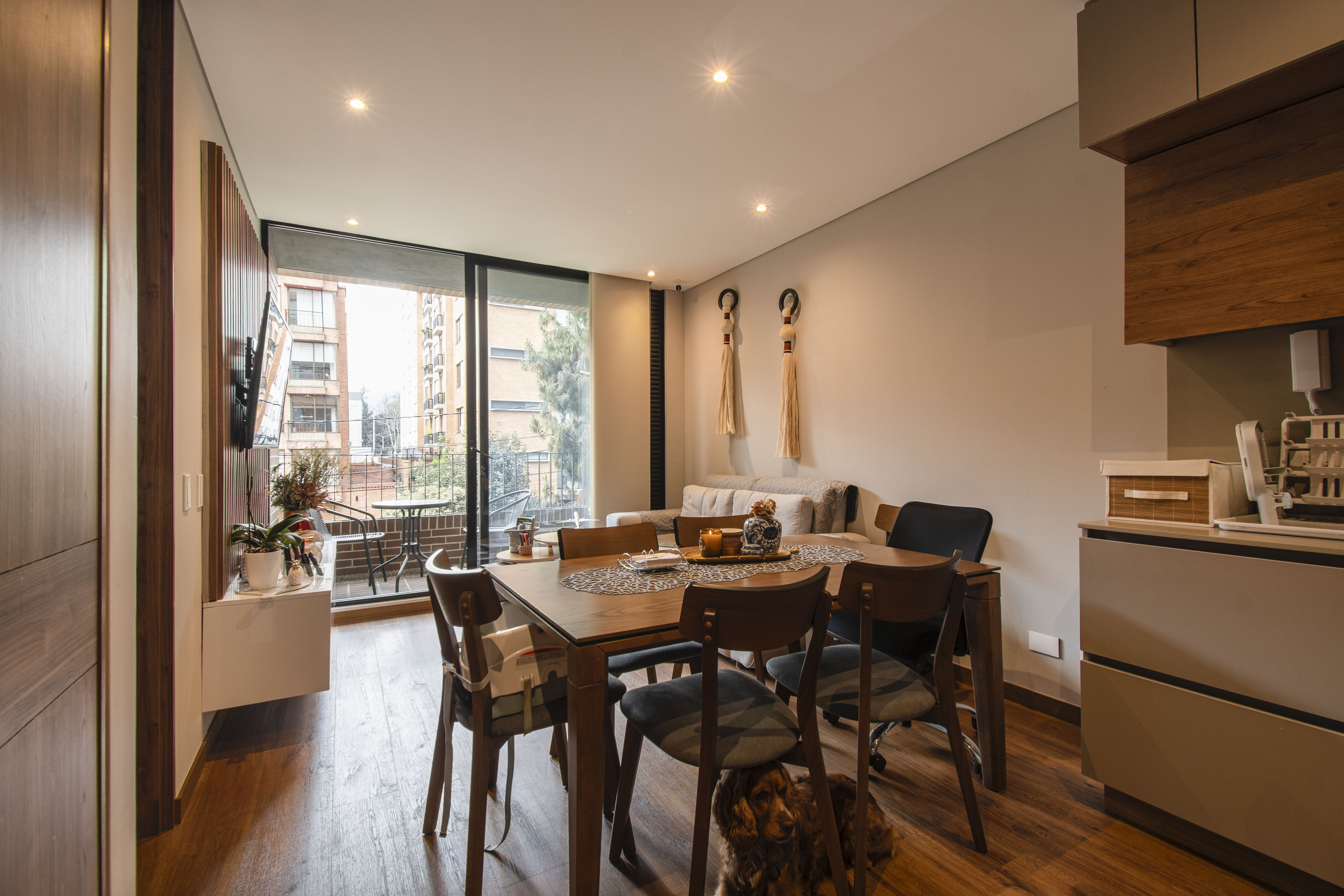 Moderno apartamento con balcón para venta en Chicó